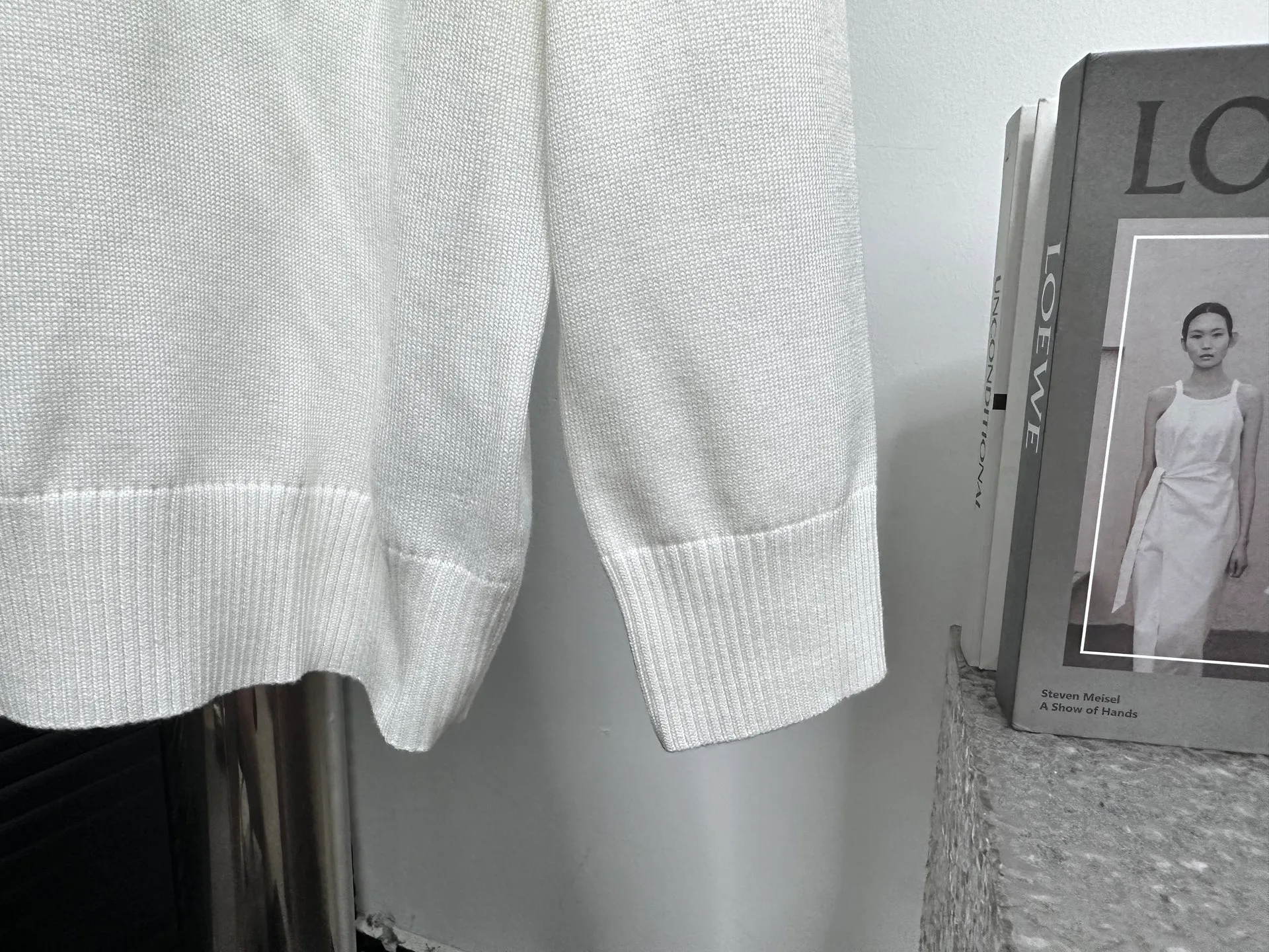 🅿️330 [Dior] Dior 25ss Archives Logo Embroidered Round Neck Knitted Sweater The Archives Labels logo is reinterpreted with an embroidered version of the brand label. Made of white wool jersey with ribbed crew neck, cuffs and hem. It is characterized by timeless charm and is perfect for adding a touch of elegance to spring looks. Archives Labels embroidered at chest. Ribbed crew neck, cuffs, and hem. Size: S M L