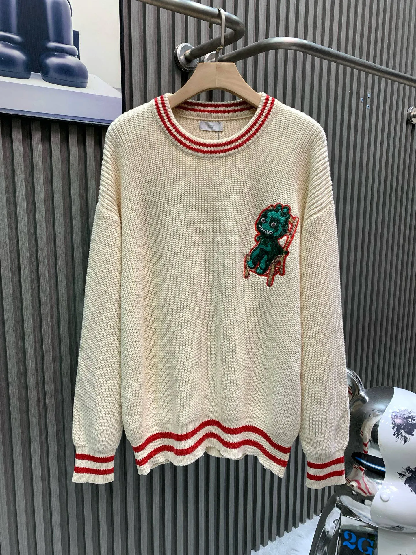 🅿️370 🀄️ DIOR Dior Dior Dinosaur Pattern Knitted Round Neck Beige Sweater. A high-quality knitted sweater for the Chinese New Year to meet your dressing needs in different scenes. This Dior dinosaur is playful and cute when sitting on a chair. The knitted pullover with contrasting edge design makes you look younger and younger🔥 It is slim and fashionable, has high quality and is skin-friendly and advanced. The sweater is the best choice in autumn and winter👍🏻