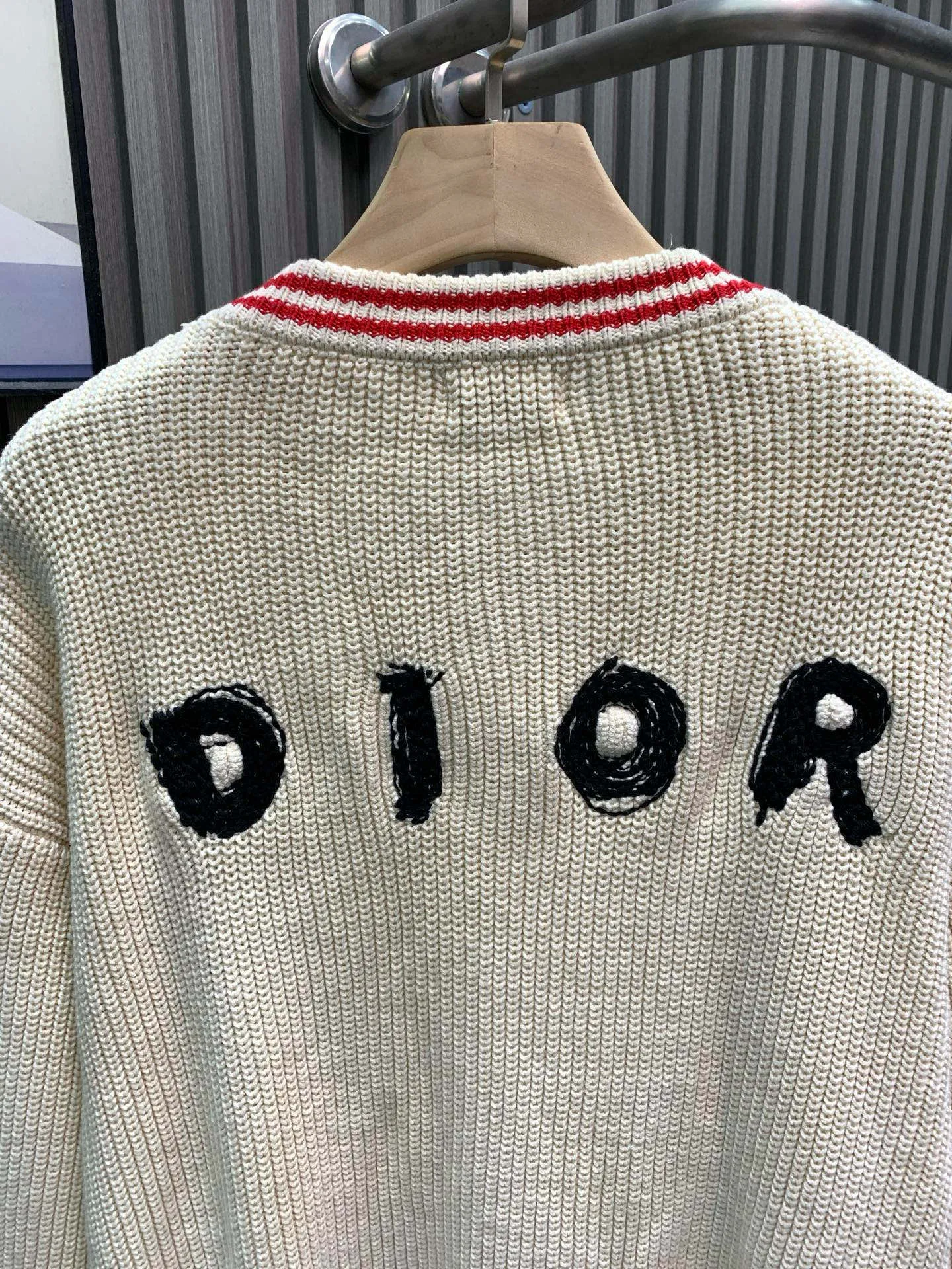 🅿️370 🀄️ DIOR Dior Dior Dinosaur Pattern Knitted Round Neck Beige Sweater. A high-quality knitted sweater for the Chinese New Year to meet your dressing needs in different scenes. This Dior dinosaur is playful and cute when sitting on a chair. The knitted pullover with contrasting edge design makes you look younger and younger🔥 It is slim and fashionable, has high quality and is skin-friendly and advanced. The sweater is the best choice in autumn and winter👍🏻