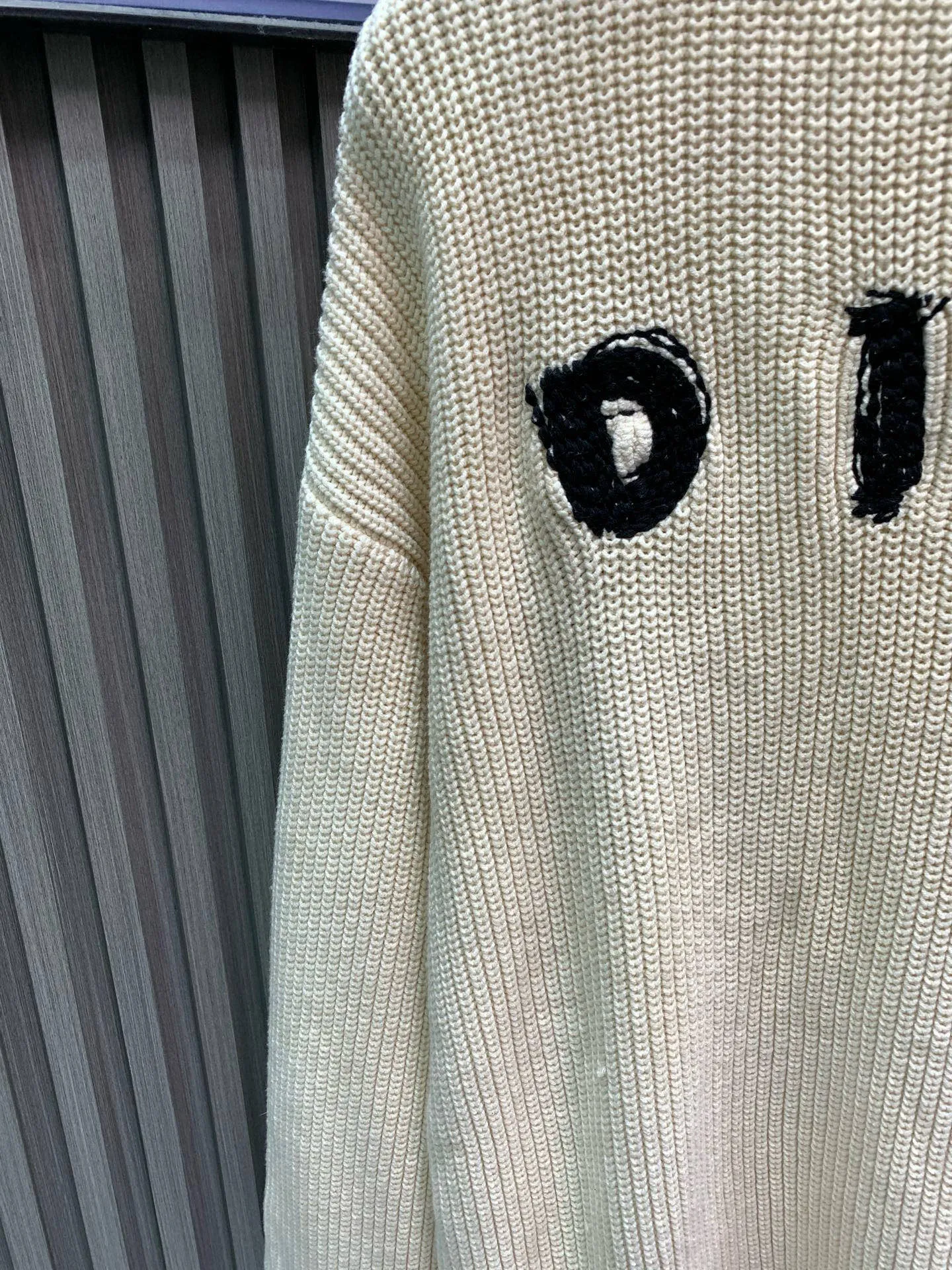 🅿️370 🀄️ DIOR Dior Dior Dinosaur Pattern Knitted Round Neck Beige Sweater. A high-quality knitted sweater for the Chinese New Year to meet your dressing needs in different scenes. This Dior dinosaur is playful and cute when sitting on a chair. The knitted pullover with contrasting edge design makes you look younger and younger🔥 It is slim and fashionable, has high quality and is skin-friendly and advanced. The sweater is the best choice in autumn and winter👍🏻