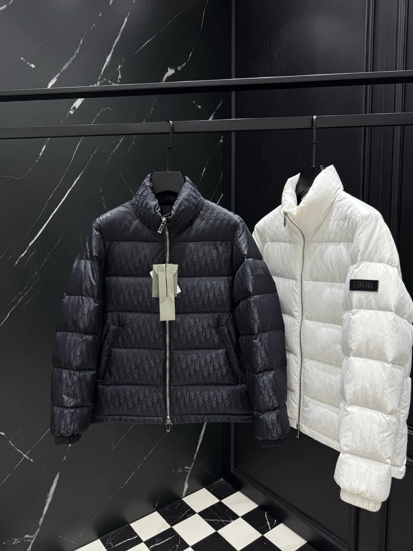 🅿️760 ⬆️Dior 23FW oblique dark pattern presbyopic stand collar down jacket, same style at the counter, popular all the way 🔥presbyopic down jacket is here🤩~ This is a down jacket with ultra-complex craftsmanship, the custom fabric cycle is as long as 50 days, based on the original fabric, laser jacquard makes the whole garment uneven, with a stronger three-dimensional effect, and the 3D effect is more obvious ✨This fabric has a good hand feel, and the dark pattern on the jacket is very low-key. The fabric shows a dark grain luster, and it has extremely high waterproof properties! The real texture is more perfect, custom-woven high-density satin nylon material and dark jacquard weave, simple and refreshing, thick and fluffy, super three-proof fabric, waterproof, stain-proof and dust-proof! ✨ Full-width jacquard LOGO, ultra-high-end luxury and style. The handsomeness and eye-catching index of the upper body are absolutely NO. 1. Fully custom-woven jacquard LOGO technology fabric, high-density polyester fiber. It is a new type of heat-insulating and light-weight fabric. It has a light texture, delicate and soft warmth and breathability. Especially the LOGO jacquard produces different light and dark interweaving under different lights! Full of hidden flower logos, low-key with a touch of expensiveness, the overall shape is not too bloated, windproof and waterproof, it can be called a haven in winter 😍 Simple but not simple, wear it with a wrap in autumn and winter. ✨The interior is filled with 90-fill white goose down, (90% white goose down ➕10% white goose feather) This type of down is full of fluffiness, better thermal insulation, and has no down stalks! Hooded and windproof design, comfortable and warm! The white goose down filled inside is a strong guarantee of warmth and cold resistance. As for the so-called odor gas of down, it is completely worry-free. The upper body is light and full. The down filling is sufficiently balanced to obtain uniform warmth! The upper body is eye-catching. ✨The hardware of the whole garment is made of original 1V1 customized tungsten material. Leather label design, hot melt technology, one-time molding