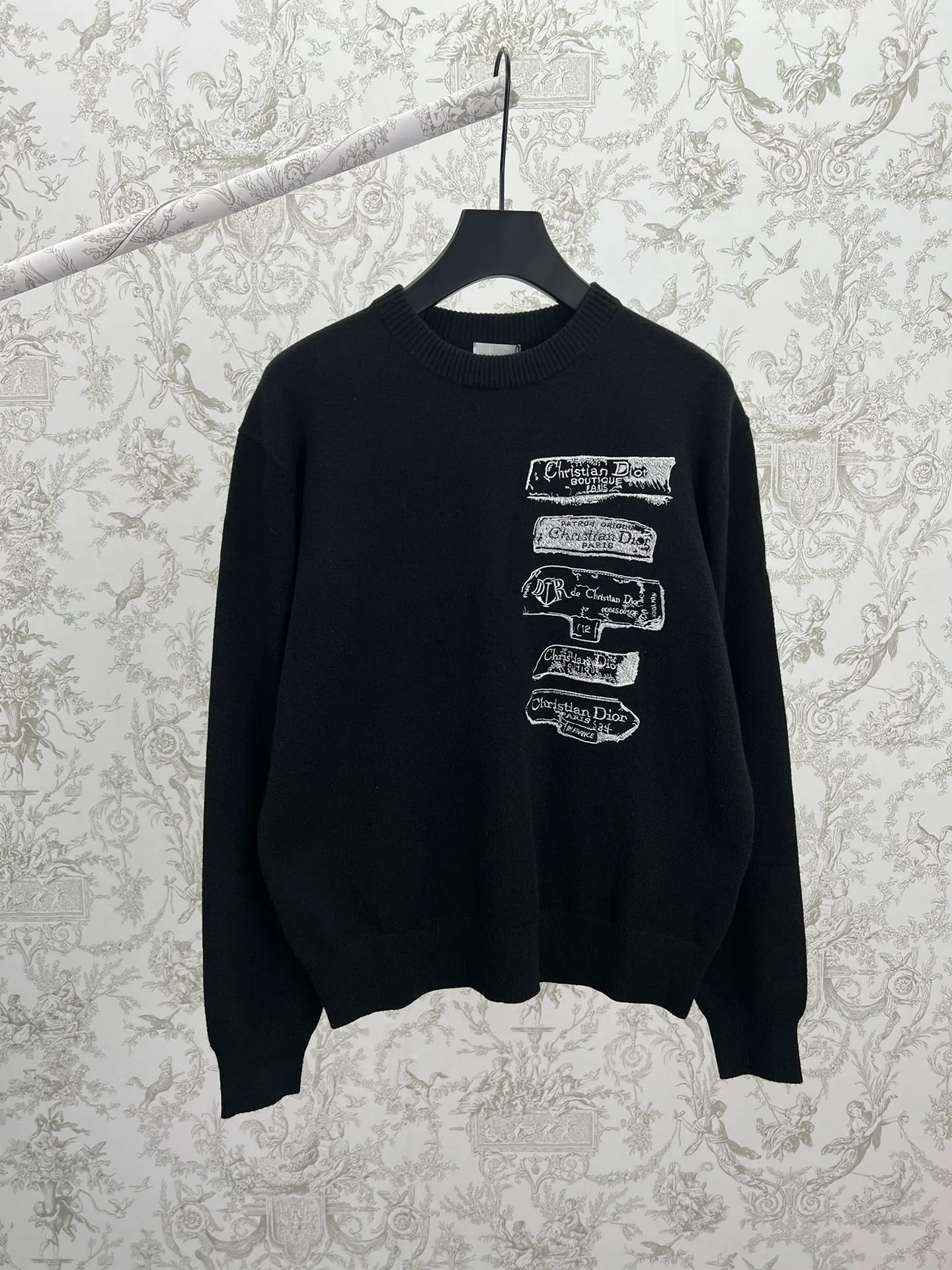🅿️560 Dior 24ss new sweater. This sweater is decorated with Dior Archives Labels logo embroidery, a new interpretation of Dior brand labels. It's crafted from white sheep's wool jersey and features a ribbed crew neck, hem and cuffs. It's very comfortable to wear next to the body and brings warmth to spring looks. Size: S.M.L.XL.