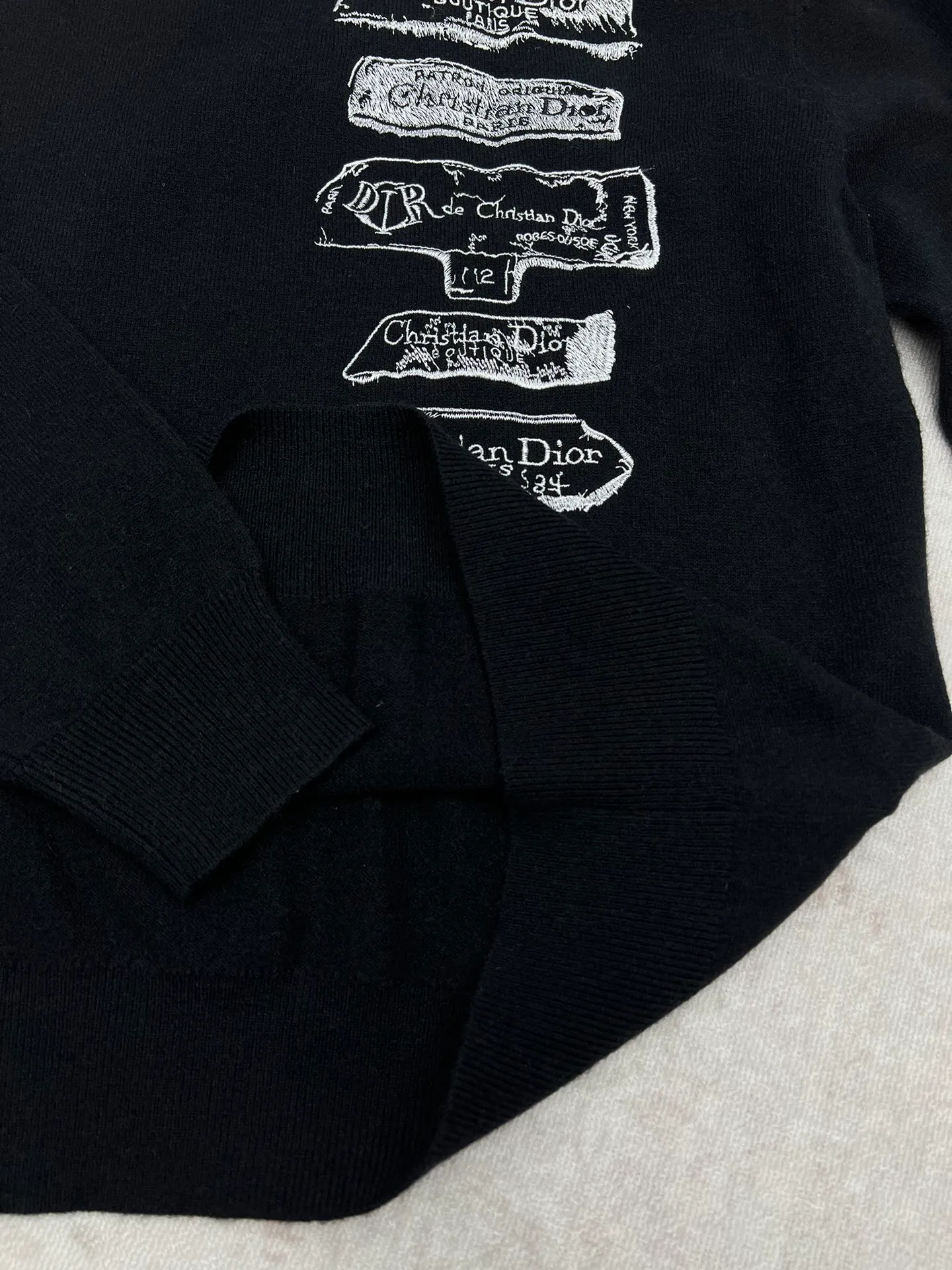 🅿️560 Dior 24ss new sweater. This sweater is decorated with Dior Archives Labels logo embroidery, a new interpretation of Dior brand labels. It's crafted from white sheep's wool jersey and features a ribbed crew neck, hem and cuffs. It's very comfortable to wear next to the body and brings warmth to spring looks. Size: S.M.L.XL.
