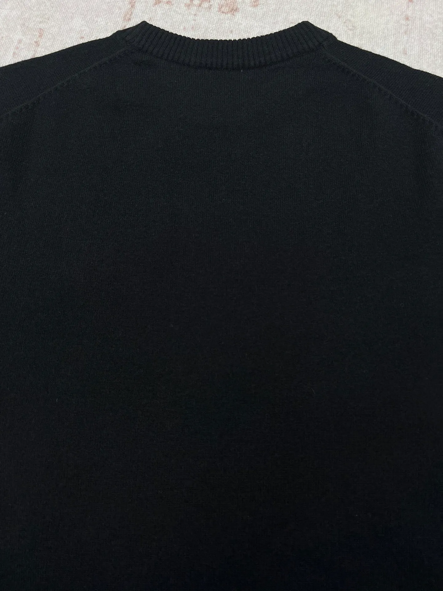 🅿️560 Dior 24ss new sweater. This sweater is decorated with Dior Archives Labels logo embroidery, a new interpretation of Dior brand labels. It's crafted from white sheep's wool jersey and features a ribbed crew neck, hem and cuffs. It's very comfortable to wear next to the body and brings warmth to spring looks. Size: S.M.L.XL.
