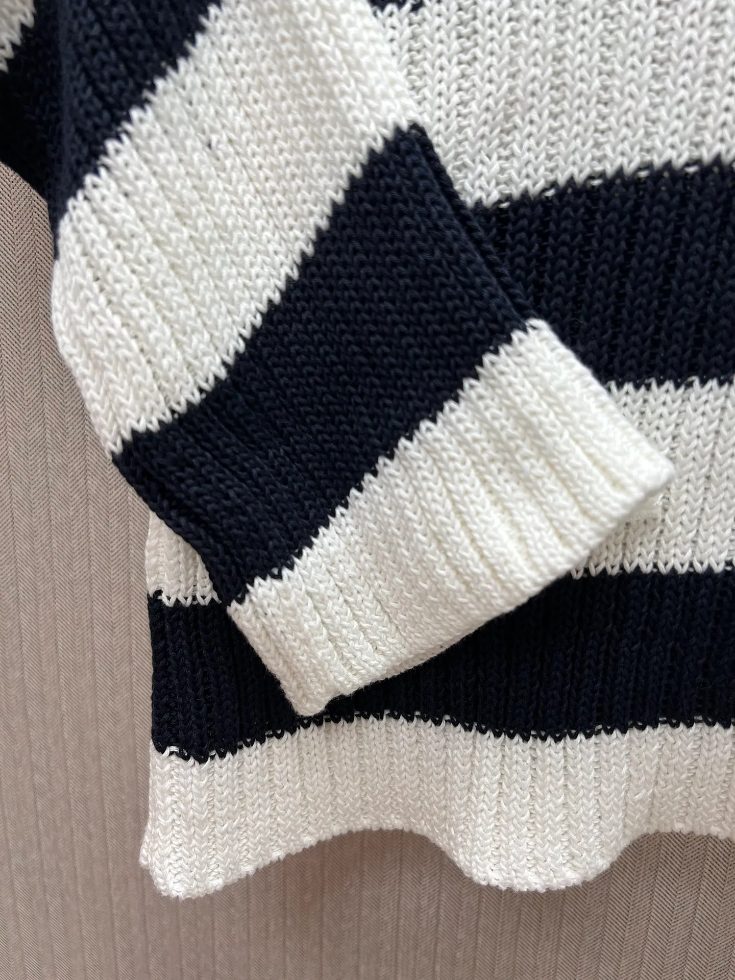 🅿️540 Dior 25 ss training Dior Marinière sweater in white and navy blue cotton ribbed knit. Crafted from cotton ribbed knit, decorated with white and navy blue Dior Marinière pattern, with sailor collar decorated with lace and metal eyelets. Adds sophistication to any casual look. Size: S.M.L.