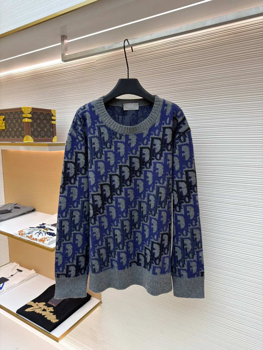 Dior Oblique pattern sweater ●Original version: purchased and developed for 15,000 ●Item number: 1681348-A95 ●Fabric: wool blended fabric ●Technology: knitting ●Color: blue, gray and black ●Version: fitted version ●Weight: about 635 grams ●Size: XS-S-M-L ●Description: Dior Oblique pattern sweater, cashmere mixed with mulberry silk material, soft and warm, super comfortable to wear in autumn and winter! Classic Oblique lettering, monogram pattern, blue gray + light blue color, low-key and recognizable, round collar design, versatile and easy to use for daily commuting or leisure. Full of brand feel. It looks great with trousers or jeans. It is practical and stylish. It is a must-have item in the wardrobe! The overall line is straight and delicate, the fabric is comfortable and soft, and the color is consistent with no color difference. It can be matched with the same style to create a fashionable look and control various occasions. Customized accessories, complete with three standards, the same style for men and women!