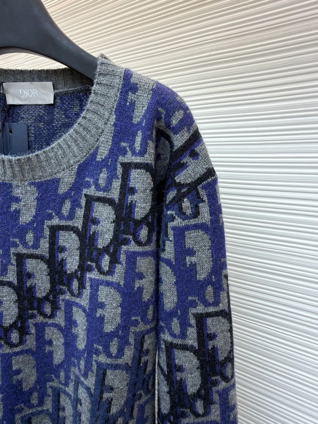 Dior Oblique pattern sweater ●Original version: purchased and developed for 15,000 ●Item number: 1681348-A95 ●Fabric: wool blended fabric ●Technology: knitting ●Color: blue, gray and black ●Version: fitted version ●Weight: about 635 grams ●Size: XS-S-M-L ●Description: Dior Oblique pattern sweater, cashmere mixed with mulberry silk material, soft and warm, super comfortable to wear in autumn and winter! Classic Oblique lettering, monogram pattern, blue gray + light blue color, low-key and recognizable, round collar design, versatile and easy to use for daily commuting or leisure. Full of brand feel. It looks great with trousers or jeans. It is practical and stylish. It is a must-have item in the wardrobe! The overall line is straight and delicate, the fabric is comfortable and soft, and the color is consistent with no color difference. It can be matched with the same style to create a fashionable look and control various occasions. Customized accessories, complete with three standards, the same style for men and women!