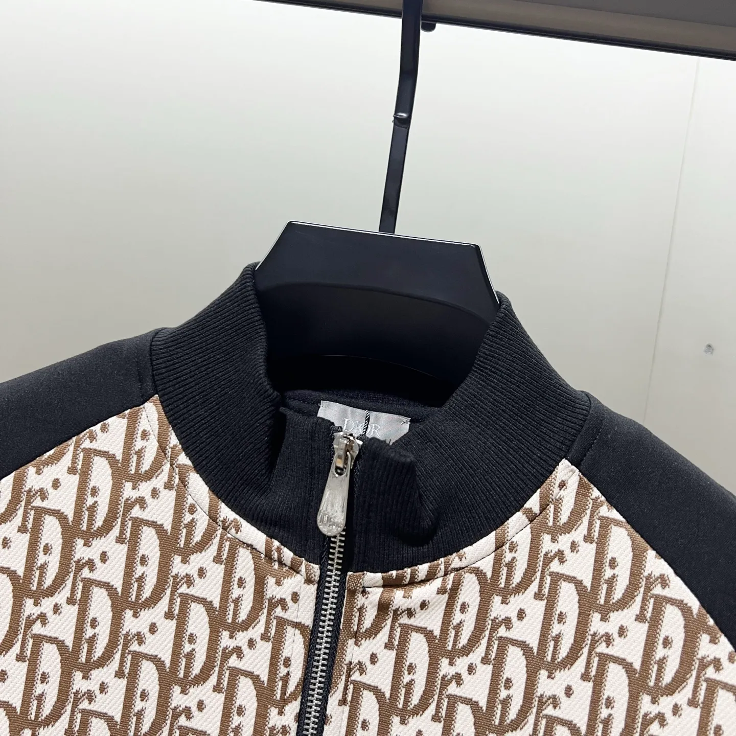 🅿️300 DIOR/Dior custom fabric suit zipper jacket, contrasting color splicing technology, presbyopic letters LOGO printed all over, official synchronization, high version, high quality, fashionable personality, versatile trend, pure original quality, original fabric, tag, collar label, washed wheat, three complete labels, color: khaki. Size: S-2XL