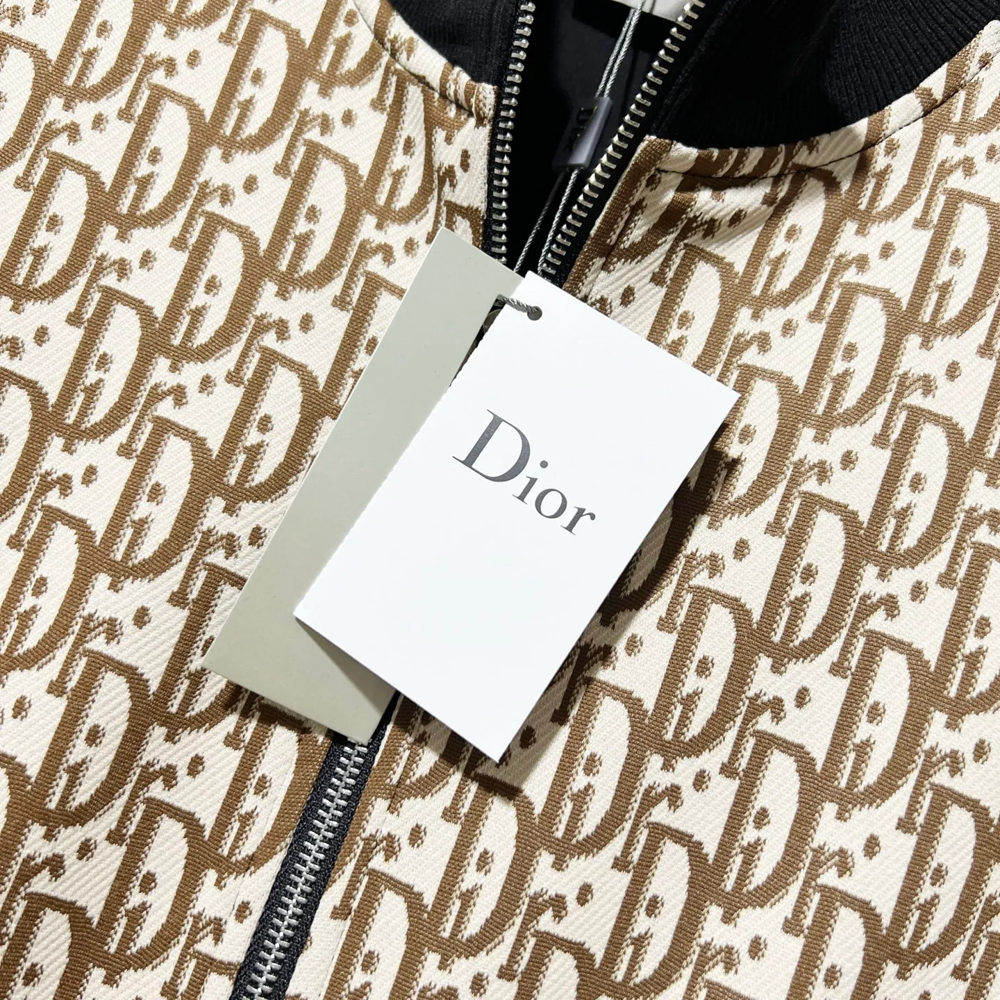 🅿️300 DIOR/Dior custom fabric suit zipper jacket, contrasting color splicing technology, presbyopic letters LOGO printed all over, official synchronization, high version, high quality, fashionable personality, versatile trend, pure original quality, original fabric, tag, collar label, washed wheat, three complete labels, color: khaki. Size: S-2XL