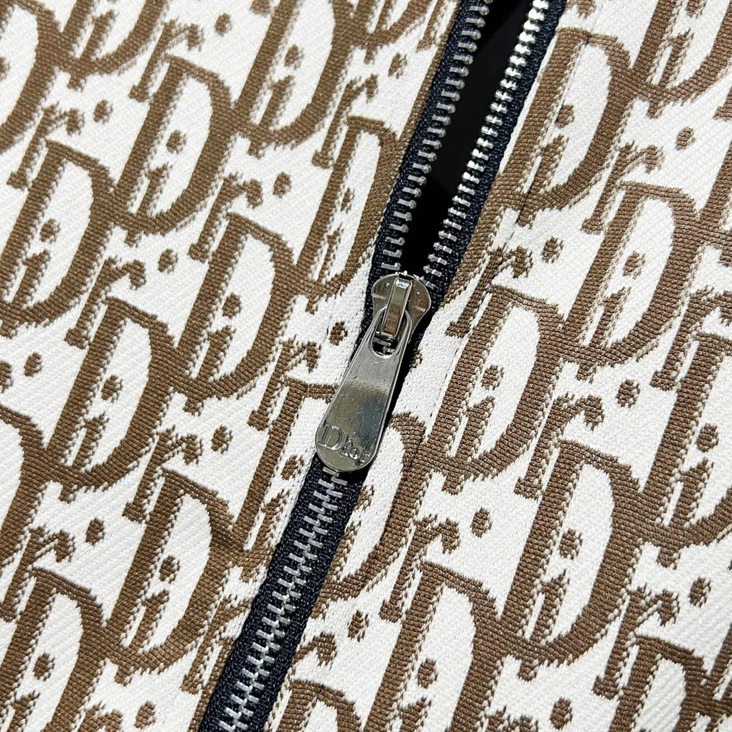 🅿️300 DIOR/Dior custom fabric suit zipper jacket, contrasting color splicing technology, presbyopic letters LOGO printed all over, official synchronization, high version, high quality, fashionable personality, versatile trend, pure original quality, original fabric, tag, collar label, washed wheat, three complete labels, color: khaki. Size: S-2XL