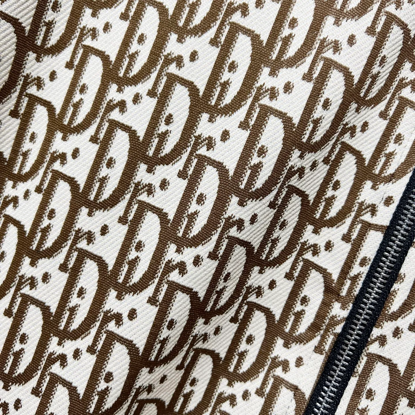 🅿️300 DIOR/Dior custom fabric suit zipper jacket, contrasting color splicing technology, presbyopic letters LOGO printed all over, official synchronization, high version, high quality, fashionable personality, versatile trend, pure original quality, original fabric, tag, collar label, washed wheat, three complete labels, color: khaki. Size: S-2XL