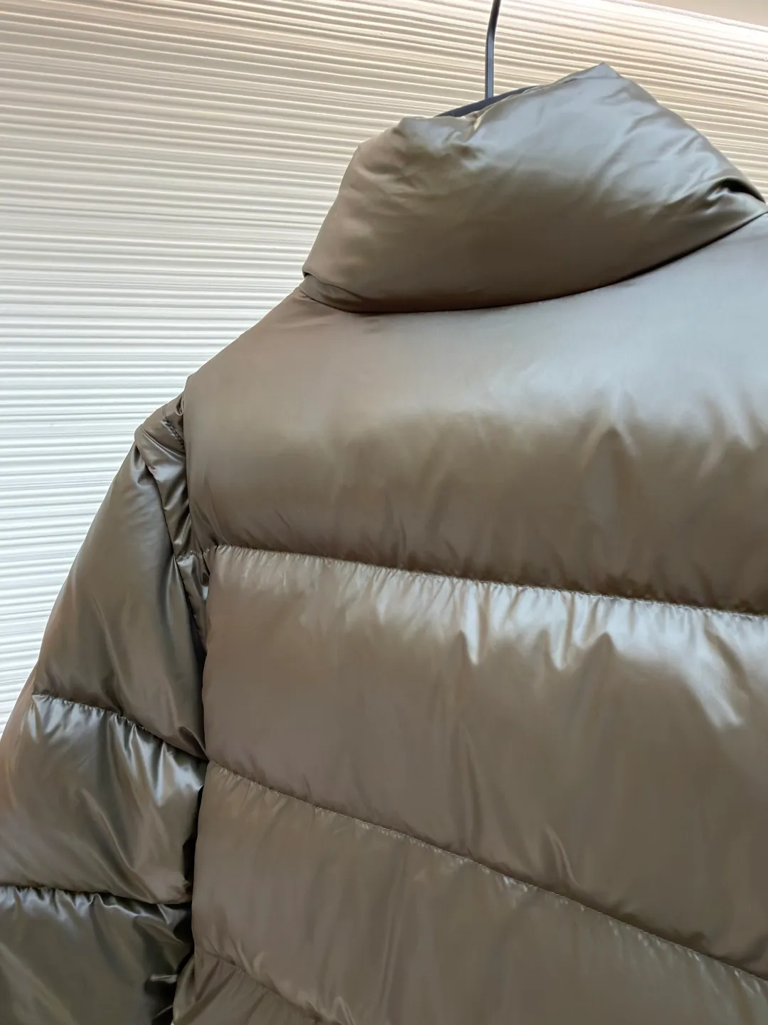 Prada detachable sleeve down jacket ●Original version: purchased and developed by 13044 ●Item number: 1682017-D80 ●Fabric: white duck down fabric ●Technology: mechanical down filling ●Color: olive green ●Version: fitted version ●Weight: about 805 grams ●Size: S-M-L-XL ●Description: The use of high-quality protective nylon fabric not only enhances the wear resistance, waterproofness and windproofness of the down jacket, but also ensures its excellent performance in various harsh weather conditions. Filled with high-quality 90 white duck down and thermal fibers, it provides excellent thermal performance and keeps you warm and comfortable even in extremely cold weather. The two-way zipper opening and closing design makes it easy to put on and take off; the side zipper pockets are both practical and beautiful; the drawstring hem can be freely adjusted for tightness; and the windproof cuffs effectively block the intrusion of cold wind. The overall wiring is straight and delicate, the fabric is comfortable and soft, and the color is consistent without color difference. It can be matched with the same style to create a fashionable look and control various occasions. Customized accessories, complete with three standards, same style for men and women!