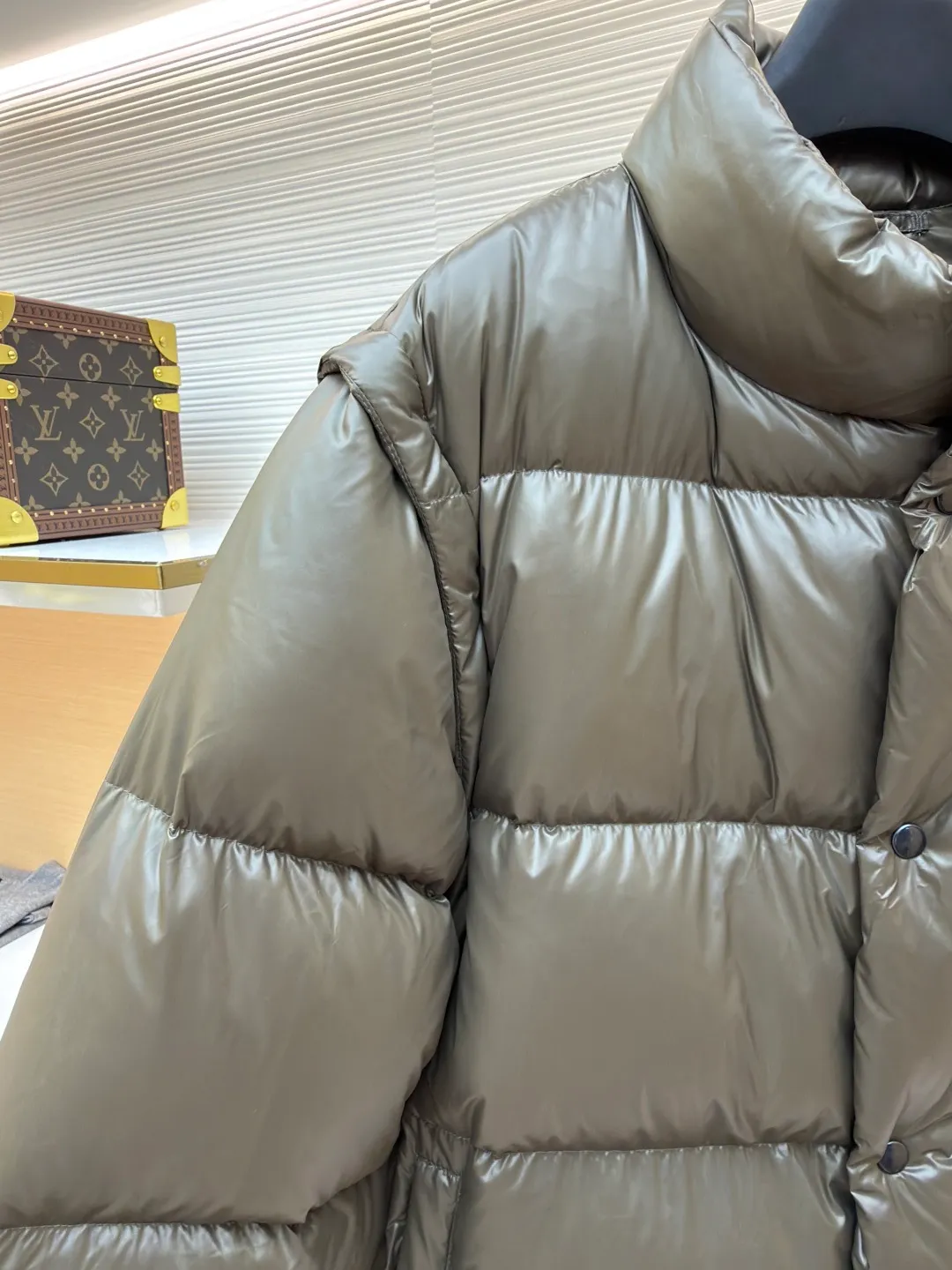Prada detachable sleeve down jacket ●Original version: purchased and developed by 13044 ●Item number: 1682017-D80 ●Fabric: white duck down fabric ●Technology: mechanical down filling ●Color: olive green ●Version: fitted version ●Weight: about 805 grams ●Size: S-M-L-XL ●Description: The use of high-quality protective nylon fabric not only enhances the wear resistance, waterproofness and windproofness of the down jacket, but also ensures its excellent performance in various harsh weather conditions. Filled with high-quality 90 white duck down and thermal fibers, it provides excellent thermal performance and keeps you warm and comfortable even in extremely cold weather. The two-way zipper opening and closing design makes it easy to put on and take off; the side zipper pockets are both practical and beautiful; the drawstring hem can be freely adjusted for tightness; and the windproof cuffs effectively block the intrusion of cold wind. The overall wiring is straight and delicate, the fabric is comfortable and soft, and the color is consistent without color difference. It can be matched with the same style to create a fashionable look and control various occasions. Customized accessories, complete with three standards, same style for men and women!