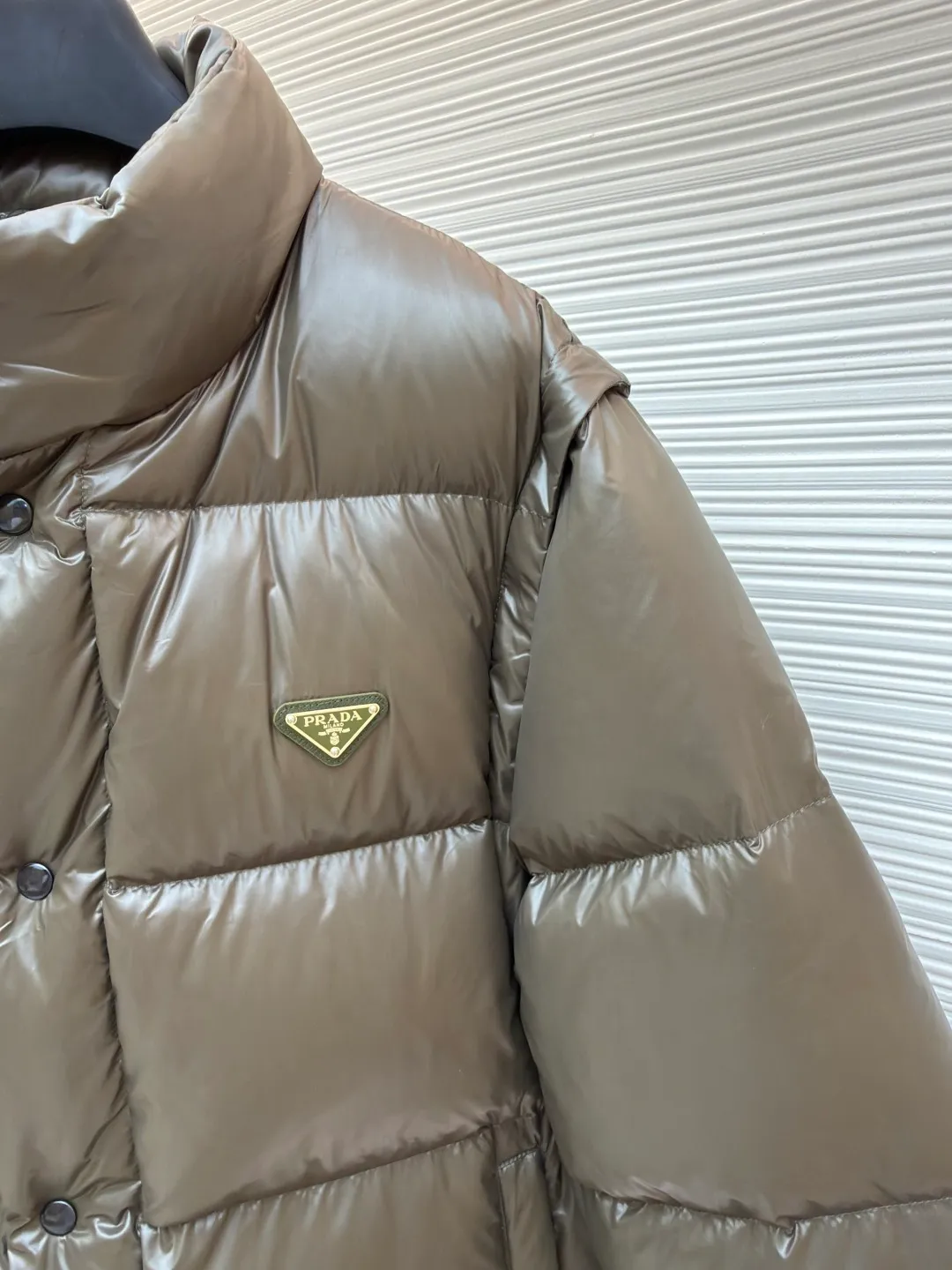 Prada detachable sleeve down jacket ●Original version: purchased and developed by 13044 ●Item number: 1682017-D80 ●Fabric: white duck down fabric ●Technology: mechanical down filling ●Color: olive green ●Version: fitted version ●Weight: about 805 grams ●Size: S-M-L-XL ●Description: The use of high-quality protective nylon fabric not only enhances the wear resistance, waterproofness and windproofness of the down jacket, but also ensures its excellent performance in various harsh weather conditions. Filled with high-quality 90 white duck down and thermal fibers, it provides excellent thermal performance and keeps you warm and comfortable even in extremely cold weather. The two-way zipper opening and closing design makes it easy to put on and take off; the side zipper pockets are both practical and beautiful; the drawstring hem can be freely adjusted for tightness; and the windproof cuffs effectively block the intrusion of cold wind. The overall wiring is straight and delicate, the fabric is comfortable and soft, and the color is consistent without color difference. It can be matched with the same style to create a fashionable look and control various occasions. Customized accessories, complete with three standards, same style for men and women!