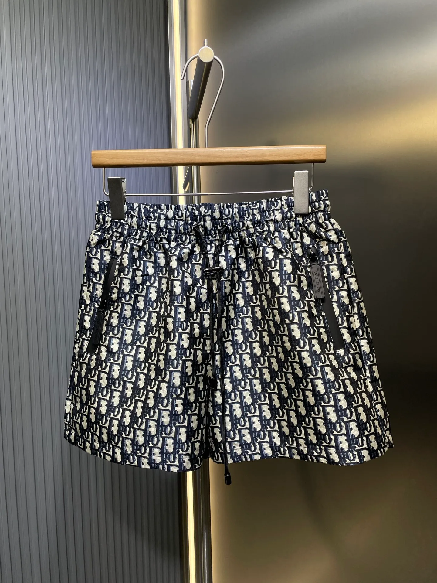 🅿️340 Dior🌟【Top Original】2025SS DD Early Spring Blue Taffeta Jacquard Shorts ZP34000💰 These shorts are decorated with blue Oblique print, recalling the classic pattern launched by the brand in 1967. Crafted from blue taffeta technical jacquard, it features a drawstring waist and side zip pockets for a unique look. Wear it with the collection's skirts or open dresses for a couture-inspired look. No lining 100% polyester size: s m l