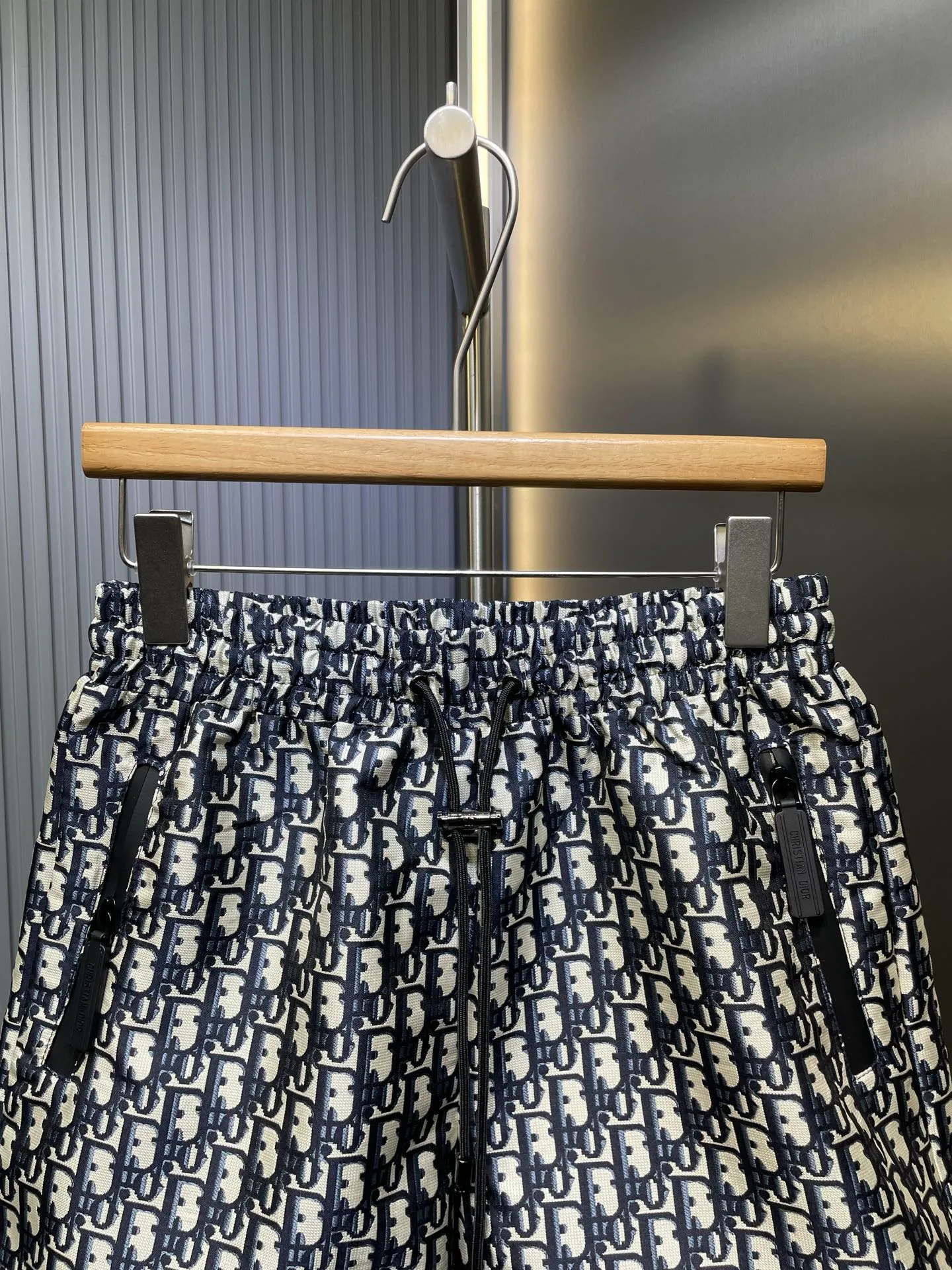 🅿️340 Dior🌟【Top Original】2025SS DD Early Spring Blue Taffeta Jacquard Shorts ZP34000💰 These shorts are decorated with blue Oblique print, recalling the classic pattern launched by the brand in 1967. Crafted from blue taffeta technical jacquard, it features a drawstring waist and side zip pockets for a unique look. Wear it with the collection's skirts or open dresses for a couture-inspired look. No lining 100% polyester size: s m l