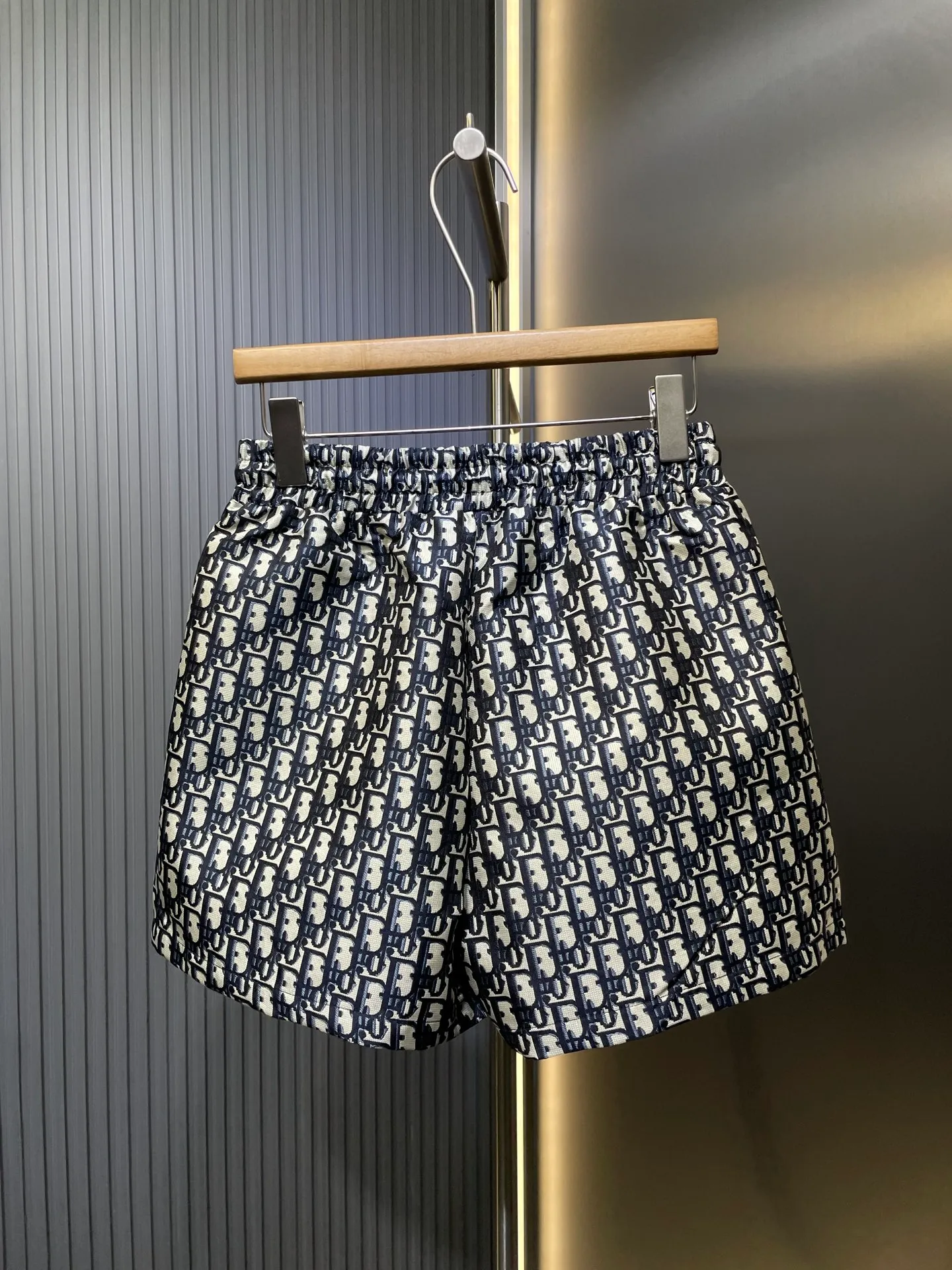 🅿️340 Dior🌟【Top Original】2025SS DD Early Spring Blue Taffeta Jacquard Shorts ZP34000💰 These shorts are decorated with blue Oblique print, recalling the classic pattern launched by the brand in 1967. Crafted from blue taffeta technical jacquard, it features a drawstring waist and side zip pockets for a unique look. Wear it with the collection's skirts or open dresses for a couture-inspired look. No lining 100% polyester size: s m l