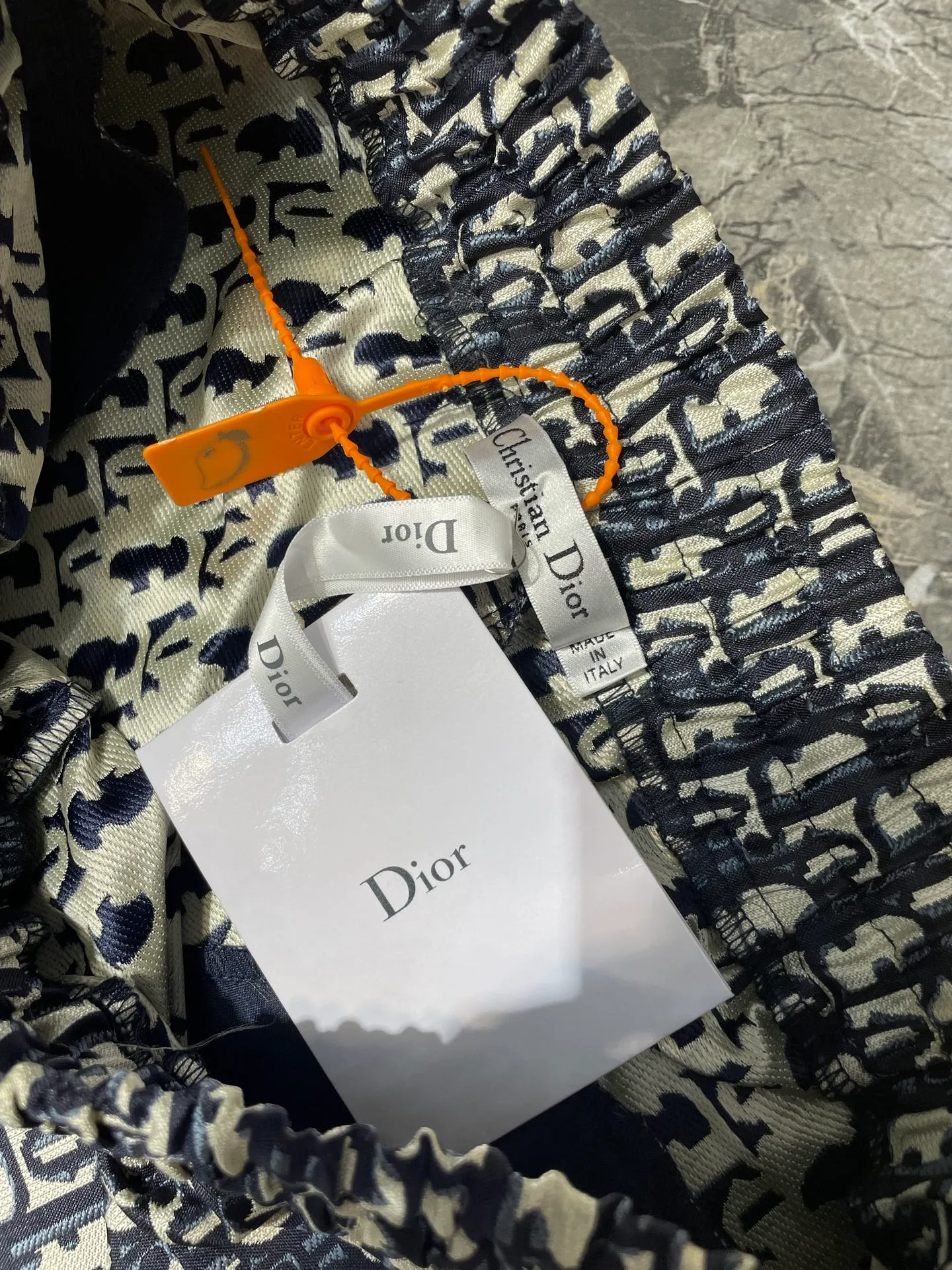 🅿️340 Dior🌟【Top Original】2025SS DD Early Spring Blue Taffeta Jacquard Shorts ZP34000💰 These shorts are decorated with blue Oblique print, recalling the classic pattern launched by the brand in 1967. Crafted from blue taffeta technical jacquard, it features a drawstring waist and side zip pockets for a unique look. Wear it with the collection's skirts or open dresses for a couture-inspired look. No lining 100% polyester size: s m l