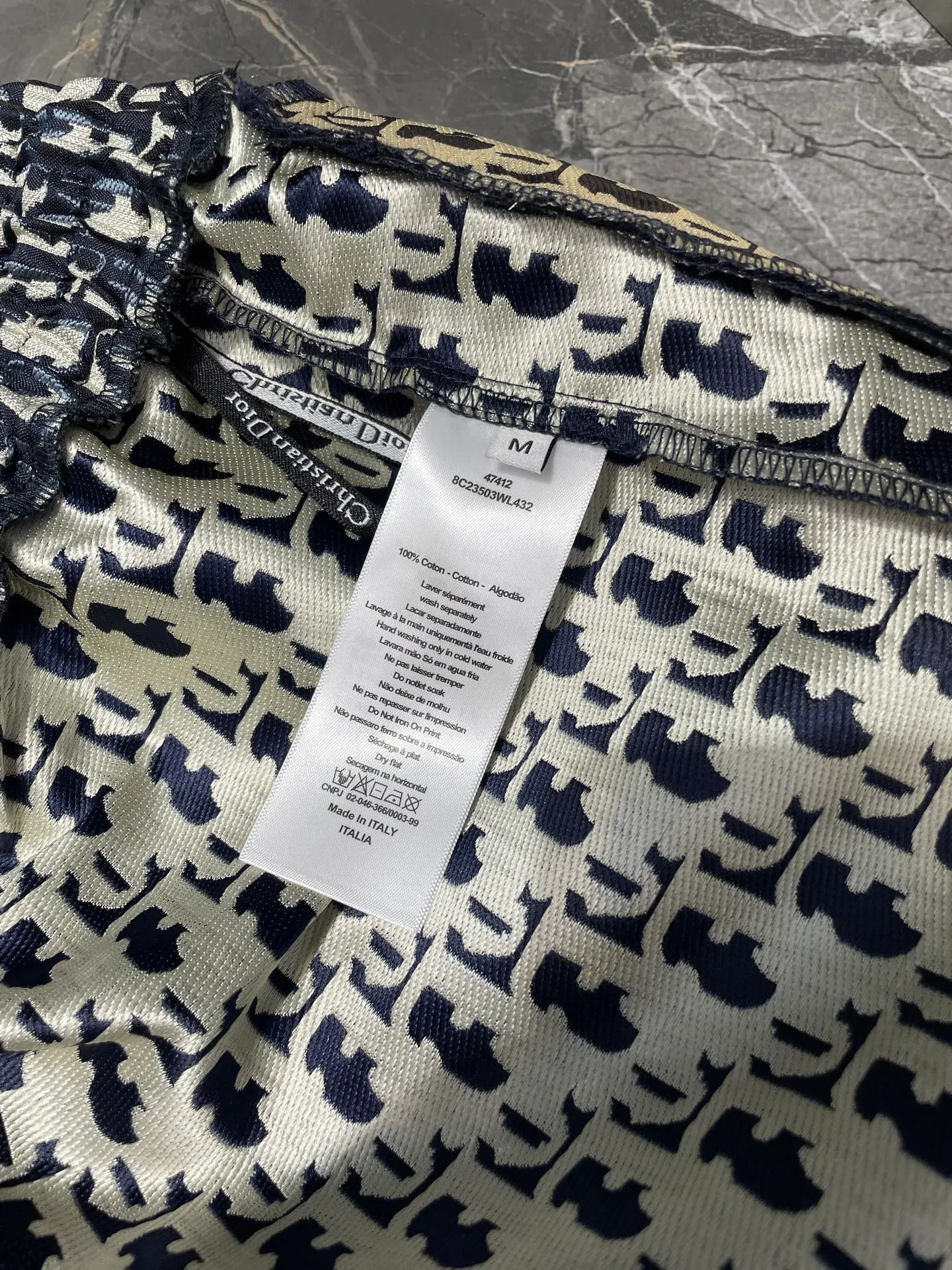🅿️340 Dior🌟【Top Original】2025SS DD Early Spring Blue Taffeta Jacquard Shorts ZP34000💰 These shorts are decorated with blue Oblique print, recalling the classic pattern launched by the brand in 1967. Crafted from blue taffeta technical jacquard, it features a drawstring waist and side zip pockets for a unique look. Wear it with the collection's skirts or open dresses for a couture-inspired look. No lining 100% polyester size: s m l