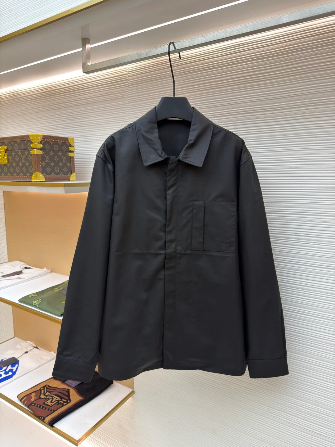 DIOR CD icon embroidered jacket ●Original version: Purchased and developed by 7640 ●Item number: 1680842-B50 ●Fabric: nylon fabric ●Technology: Positioning cutting machine ●Version: Fitted version ●Weight: about 630 grams ●Size: S-M-L-XL ●Description: Made of black gabardine fabric, with a smooth and delicate surface, soft touch, and an elegant sheen. Its tight textile construction makes it resistant to wrinkles, abrasion and drape. The wool component makes it warm and breathable. Gabardine fabric is not easy to pill, has good stain resistance, and is easy to care for daily. The modern fit has a slim fit and a hidden zip closure adds understated sophistication. High-precision sewing technology ensures a perfect fit between the zipper and the fabric. The lapel design of traditional shirts still meets the needs of formal occasions. There is a patch pocket on the chest and is decorated with CD icon embroidery, which highlights the brand's iconic elements. The bag opening also has a hidden zipper opening, and the bag opening is reinforced with pocket knotting technology at the beginning and end. Tight stitching at the edge of the bag body makes it strong and beautiful. There are side pockets on the left and right sides, and the pocket openings are only 0.5 cm hemmed, which retains the smoothness of the overall lines without losing practicality. The double-button design of traditional shirt cuffs makes the cuffs fit better on the wrist. The overall wiring is straight and delicate, the fabric is comfortable and soft, and the color is consistent without color difference. It can be matched with the same style to create a fashionable look and control various occasions. Customized accessories, complete with three standards, same style for men and women!