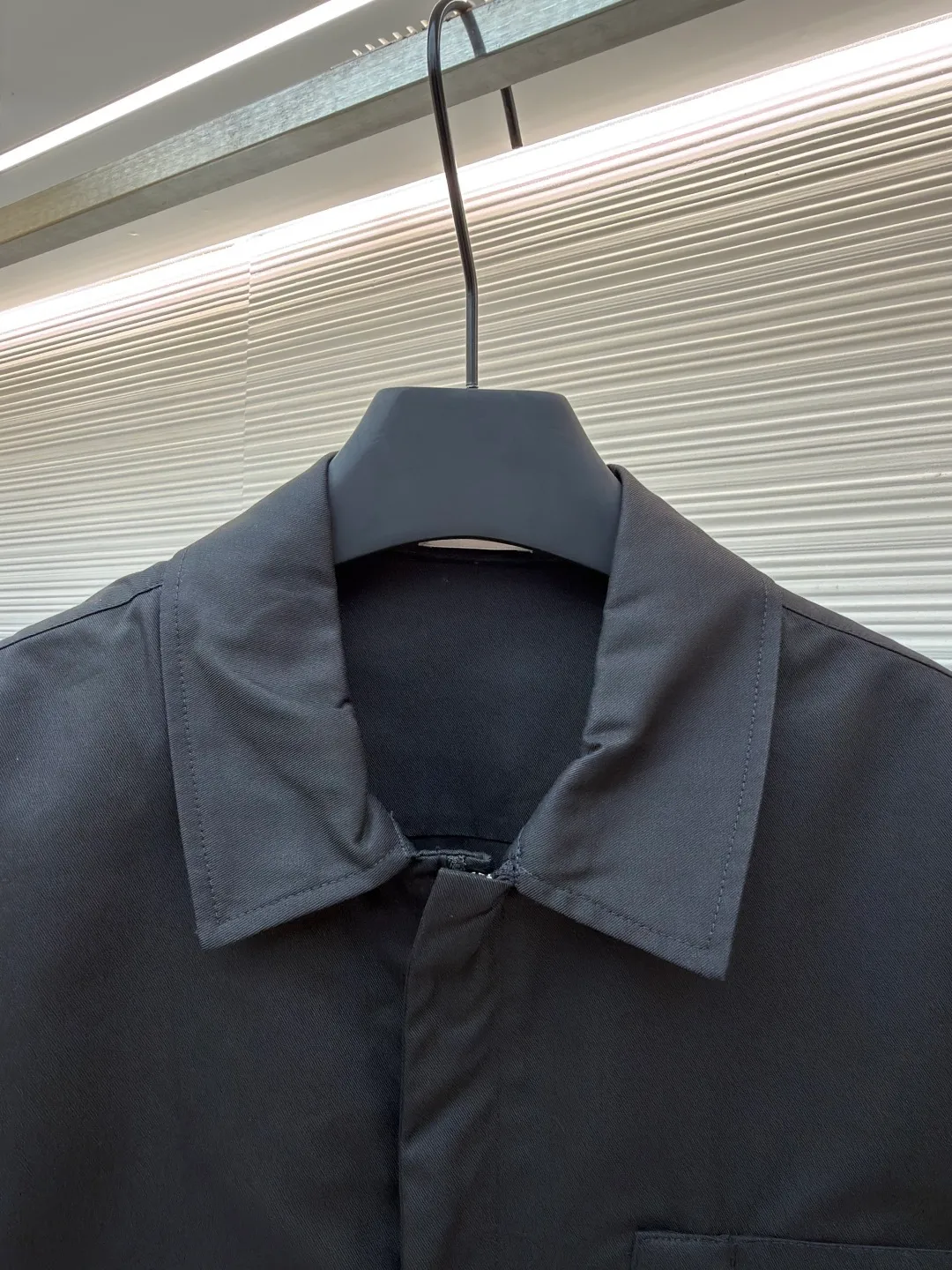 DIOR CD icon embroidered jacket ●Original version: Purchased and developed by 7640 ●Item number: 1680842-B50 ●Fabric: nylon fabric ●Technology: Positioning cutting machine ●Version: Fitted version ●Weight: about 630 grams ●Size: S-M-L-XL ●Description: Made of black gabardine fabric, with a smooth and delicate surface, soft touch, and an elegant sheen. Its tight textile construction makes it resistant to wrinkles, abrasion and drape. The wool component makes it warm and breathable. Gabardine fabric is not easy to pill, has good stain resistance, and is easy to care for daily. The modern fit has a slim fit and a hidden zip closure adds understated sophistication. High-precision sewing technology ensures a perfect fit between the zipper and the fabric. The lapel design of traditional shirts still meets the needs of formal occasions. There is a patch pocket on the chest and is decorated with CD icon embroidery, which highlights the brand's iconic elements. The bag opening also has a hidden zipper opening, and the bag opening is reinforced with pocket knotting technology at the beginning and end. Tight stitching at the edge of the bag body makes it strong and beautiful. There are side pockets on the left and right sides, and the pocket openings are only 0.5 cm hemmed, which retains the smoothness of the overall lines without losing practicality. The double-button design of traditional shirt cuffs makes the cuffs fit better on the wrist. The overall wiring is straight and delicate, the fabric is comfortable and soft, and the color is consistent without color difference. It can be matched with the same style to create a fashionable look and control various occasions. Customized accessories, complete with three standards, same style for men and women!