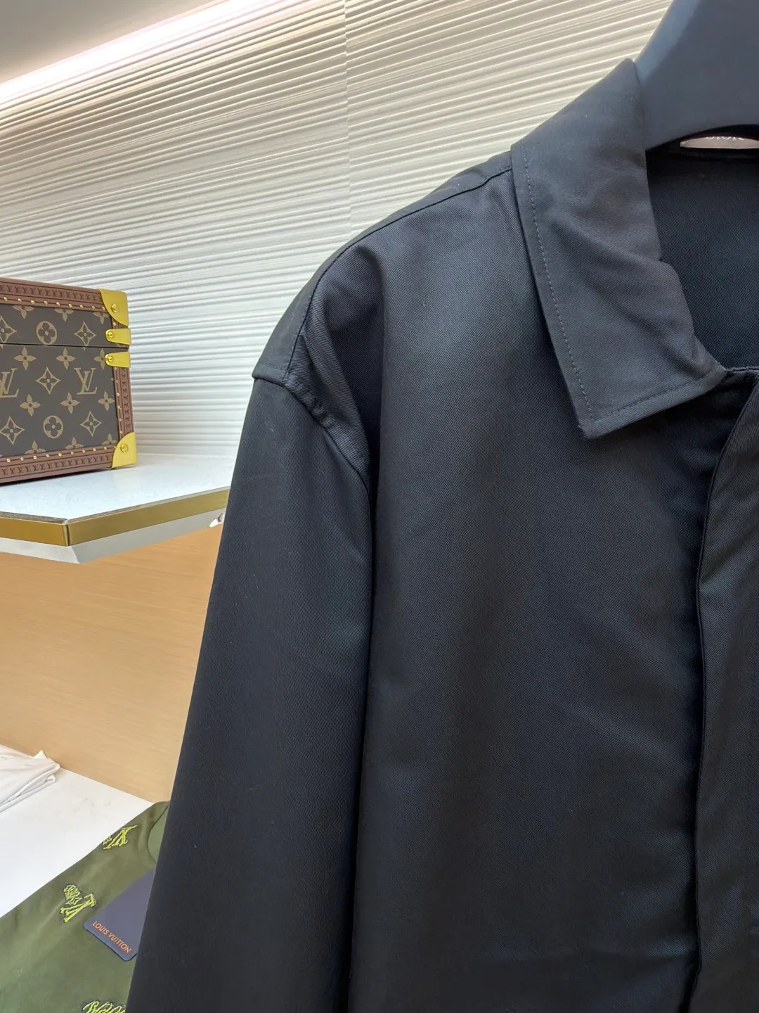 DIOR CD icon embroidered jacket ●Original version: Purchased and developed by 7640 ●Item number: 1680842-B50 ●Fabric: nylon fabric ●Technology: Positioning cutting machine ●Version: Fitted version ●Weight: about 630 grams ●Size: S-M-L-XL ●Description: Made of black gabardine fabric, with a smooth and delicate surface, soft touch, and an elegant sheen. Its tight textile construction makes it resistant to wrinkles, abrasion and drape. The wool component makes it warm and breathable. Gabardine fabric is not easy to pill, has good stain resistance, and is easy to care for daily. The modern fit has a slim fit and a hidden zip closure adds understated sophistication. High-precision sewing technology ensures a perfect fit between the zipper and the fabric. The lapel design of traditional shirts still meets the needs of formal occasions. There is a patch pocket on the chest and is decorated with CD icon embroidery, which highlights the brand's iconic elements. The bag opening also has a hidden zipper opening, and the bag opening is reinforced with pocket knotting technology at the beginning and end. Tight stitching at the edge of the bag body makes it strong and beautiful. There are side pockets on the left and right sides, and the pocket openings are only 0.5 cm hemmed, which retains the smoothness of the overall lines without losing practicality. The double-button design of traditional shirt cuffs makes the cuffs fit better on the wrist. The overall wiring is straight and delicate, the fabric is comfortable and soft, and the color is consistent without color difference. It can be matched with the same style to create a fashionable look and control various occasions. Customized accessories, complete with three standards, same style for men and women!