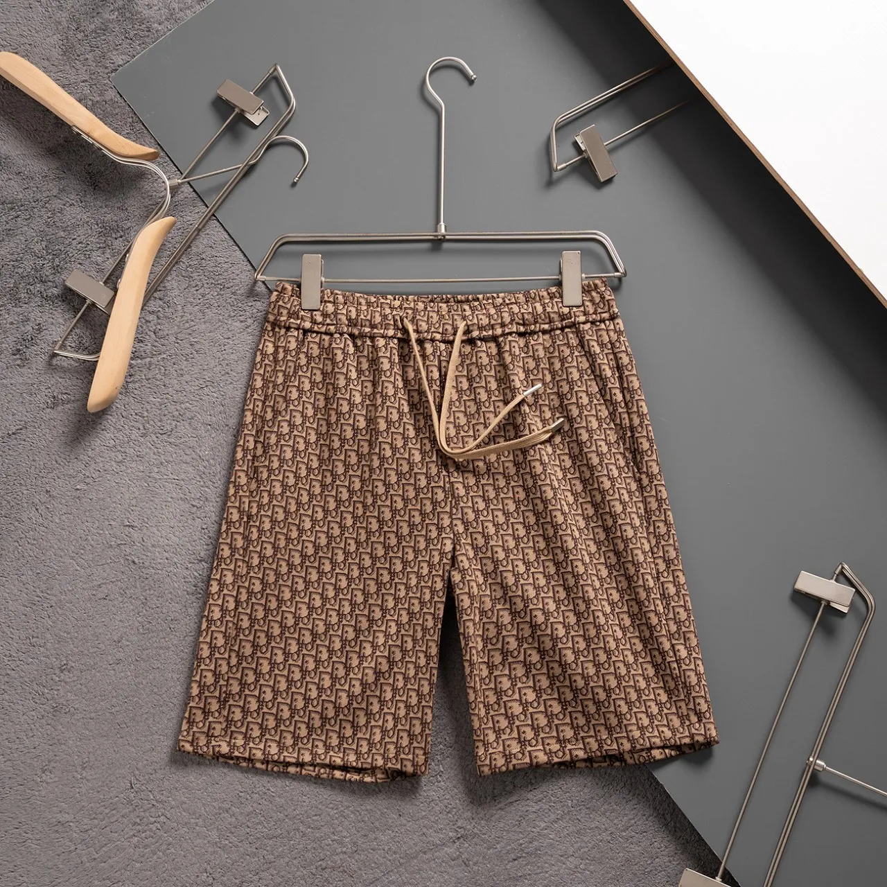 🅿️140 #Z0010 [Restock all year round] Dior·Dior's new knitted shorts. The custom fabric is made of wafer cloth and jacquard knitting technology. The version is tight and three-dimensional. Vertical stripe splicing. Customized trouser cord hardware with strong texture and smoothness. The upper body is comfortable and breathable. The concave and convex three-dimensional sense makes it fashionable and casual. Color: light white brown Size: M-XXXL