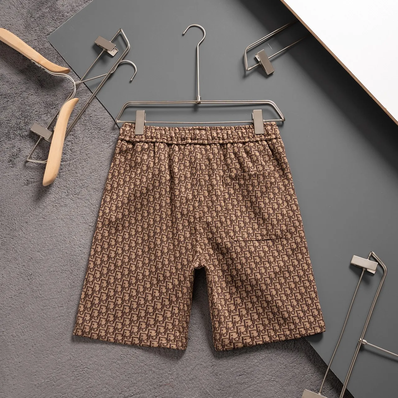 🅿️140 #Z0010 [Restock all year round] Dior·Dior's new knitted shorts. The custom fabric is made of wafer cloth and jacquard knitting technology. The version is tight and three-dimensional. Vertical stripe splicing. Customized trouser cord hardware with strong texture and smoothness. The upper body is comfortable and breathable. The concave and convex three-dimensional sense makes it fashionable and casual. Color: light white brown Size: M-XXXL