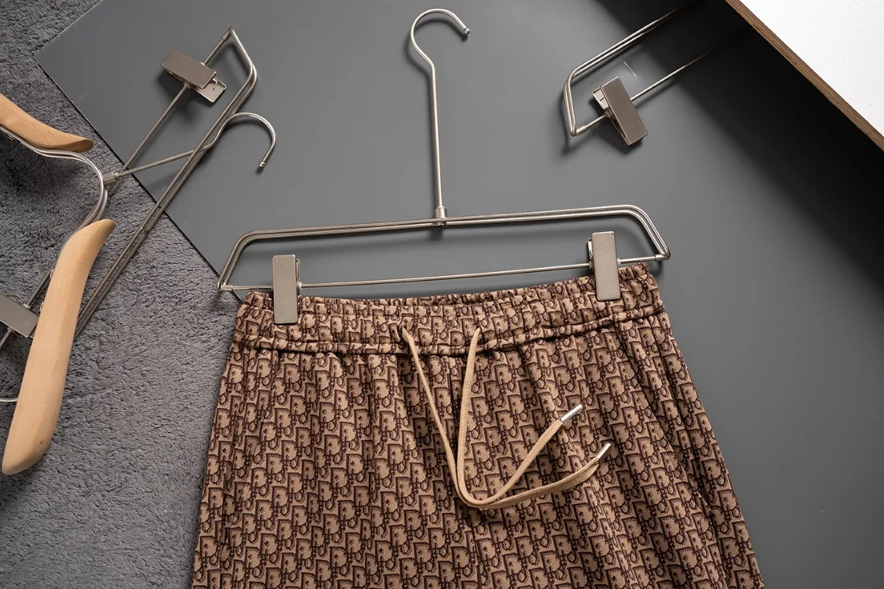 🅿️140 #Z0010 [Restock all year round] Dior·Dior's new knitted shorts. The custom fabric is made of wafer cloth and jacquard knitting technology. The version is tight and three-dimensional. Vertical stripe splicing. Customized trouser cord hardware with strong texture and smoothness. The upper body is comfortable and breathable. The concave and convex three-dimensional sense makes it fashionable and casual. Color: light white brown Size: M-XXXL