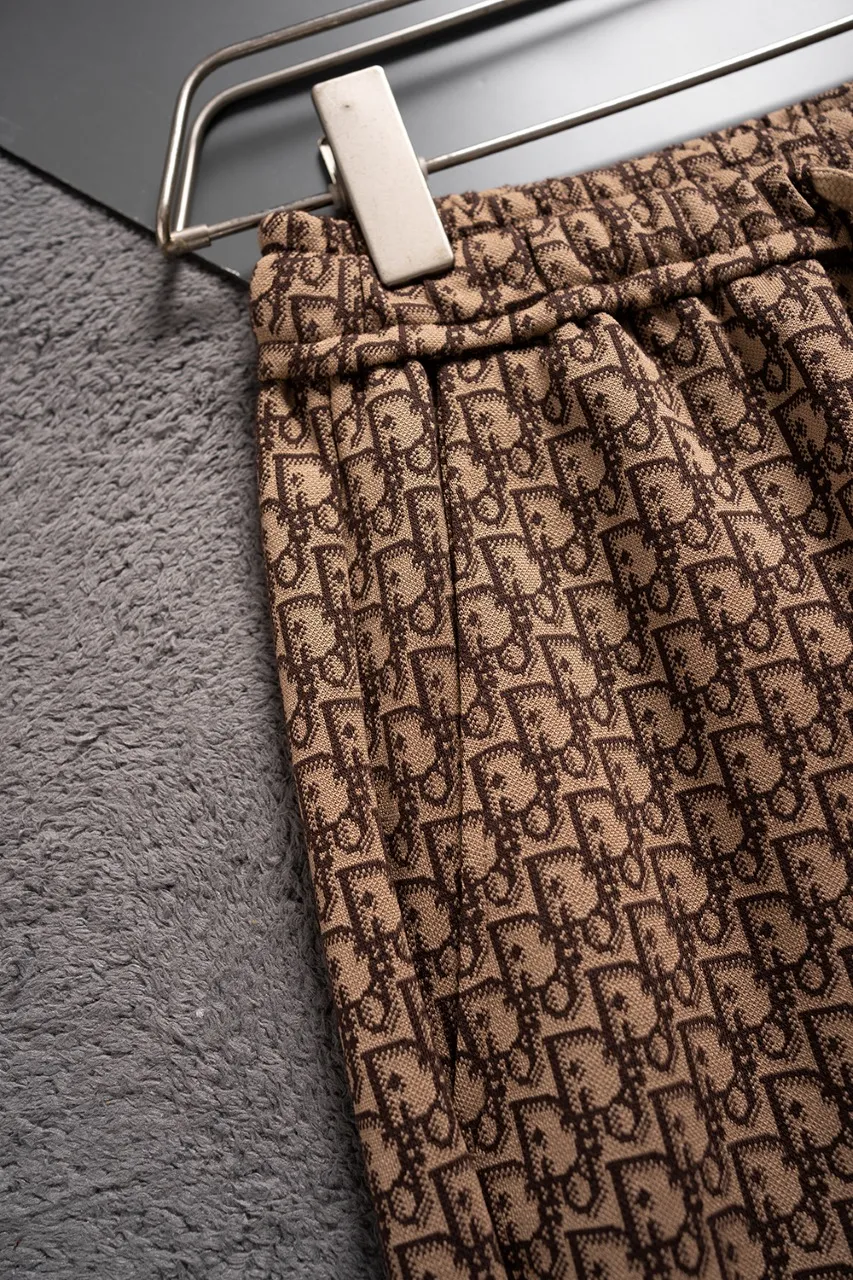🅿️140 #Z0010 [Restock all year round] Dior·Dior's new knitted shorts. The custom fabric is made of wafer cloth and jacquard knitting technology. The version is tight and three-dimensional. Vertical stripe splicing. Customized trouser cord hardware with strong texture and smoothness. The upper body is comfortable and breathable. The concave and convex three-dimensional sense makes it fashionable and casual. Color: light white brown Size: M-XXXL