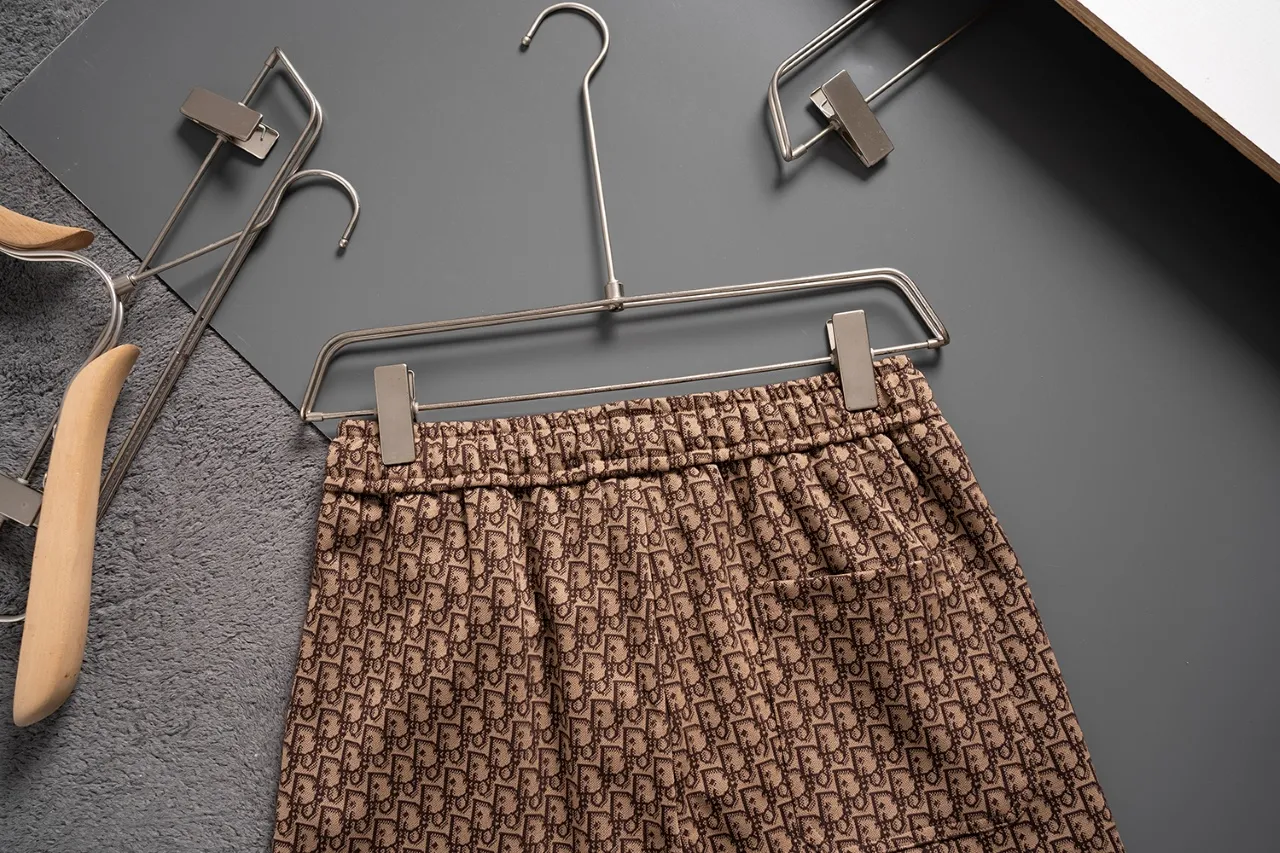 🅿️140 #Z0010 [Restock all year round] Dior·Dior's new knitted shorts. The custom fabric is made of wafer cloth and jacquard knitting technology. The version is tight and three-dimensional. Vertical stripe splicing. Customized trouser cord hardware with strong texture and smoothness. The upper body is comfortable and breathable. The concave and convex three-dimensional sense makes it fashionable and casual. Color: light white brown Size: M-XXXL