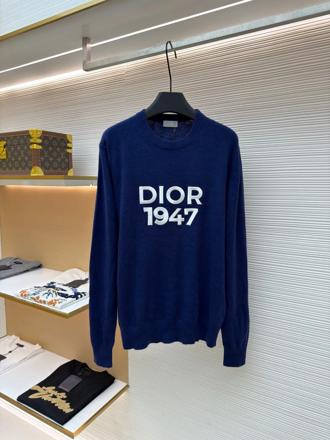 Dior 1947 embroidered bottoming sweater ●Original version: 14,000 purchased and developed ●Item number: 1681272-B05 ●Fabric: wool blended fabric ●Technology: embroidery production ●Color: blue ●Version: fitted version ●Weight: about 280 grams ●Size: XS-S-M-L ●Description: The original version was purchased from the official website for coloring [1:1 coloring and final dyeing]. The color similarity is as high as 95% or more. The wool material is customized [Zhenpin Cashmere]; the main advantages of cashmere are: [Delicate and soft]: High quality The cashmere fiber [average fineness is below 15.5 microns] (higher than 95% of similar levels), which is finer than the finest wool, and finer than other fibers such as mohair, alpaca, camel hair, etc.; because of its fineness, it will It is soft, and when you wear it next to your body, you will feel your whole body being kissed and touched by it, and relax; [Cashmere is a very warm material], maybe chemical fiber thermal underwear9 is also warm, but the warmth of cashmere is different, it is warm, fiber The curves and turns of the fibers form a layer of warm air that surrounds you, [light and soft but not stuffy]. Different grades of cashmere have different feelings, and the touch is quite different; even if cashmere is everywhere in the streets, high-standard cashmere is still in the minority. [Skin-friendly and smooth]: The overall wiring is straight and delicate, the fabric is comfortable and soft, and the color is consistent without color difference. It can be matched with the same style to create a fashionable look and control various occasions. Customized accessories, complete with three standards, same style for men and women!