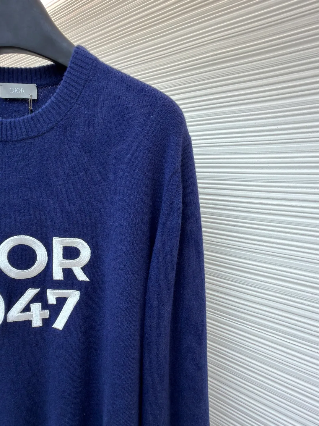 Dior 1947 embroidered bottoming sweater ●Original version: 14,000 purchased and developed ●Item number: 1681272-B05 ●Fabric: wool blended fabric ●Technology: embroidery production ●Color: blue ●Version: fitted version ●Weight: about 280 grams ●Size: XS-S-M-L ●Description: The original version was purchased from the official website for coloring [1:1 coloring and final dyeing]. The color similarity is as high as 95% or more. The wool material is customized [Zhenpin Cashmere]; the main advantages of cashmere are: [Delicate and soft]: High quality The cashmere fiber [average fineness is below 15.5 microns] (higher than 95% of similar levels), which is finer than the finest wool, and finer than other fibers such as mohair, alpaca, camel hair, etc.; because of its fineness, it will It is soft, and when you wear it next to your body, you will feel your whole body being kissed and touched by it, and relax; [Cashmere is a very warm material], maybe chemical fiber thermal underwear9 is also warm, but the warmth of cashmere is different, it is warm, fiber The curves and turns of the fibers form a layer of warm air that surrounds you, [light and soft but not stuffy]. Different grades of cashmere have different feelings, and the touch is quite different; even if cashmere is everywhere in the streets, high-standard cashmere is still in the minority. [Skin-friendly and smooth]: The overall wiring is straight and delicate, the fabric is comfortable and soft, and the color is consistent without color difference. It can be matched with the same style to create a fashionable look and control various occasions. Customized accessories, complete with three standards, same style for men and women!