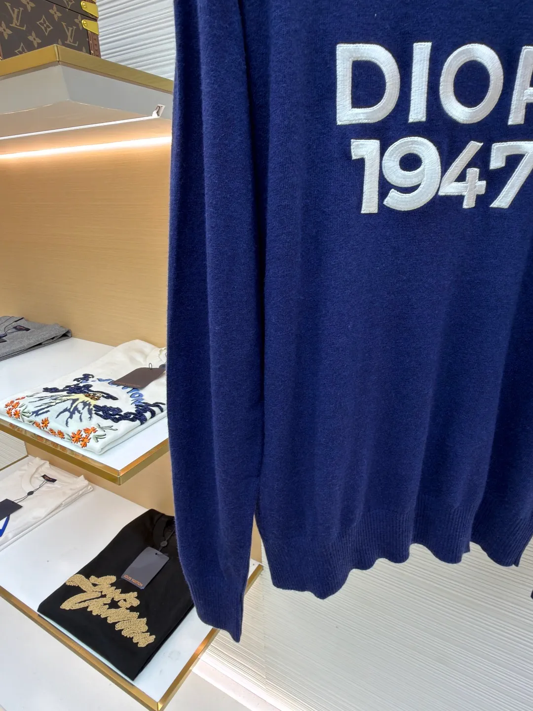 Dior 1947 embroidered bottoming sweater ●Original version: 14,000 purchased and developed ●Item number: 1681272-B05 ●Fabric: wool blended fabric ●Technology: embroidery production ●Color: blue ●Version: fitted version ●Weight: about 280 grams ●Size: XS-S-M-L ●Description: The original version was purchased from the official website for coloring [1:1 coloring and final dyeing]. The color similarity is as high as 95% or more. The wool material is customized [Zhenpin Cashmere]; the main advantages of cashmere are: [Delicate and soft]: High quality The cashmere fiber [average fineness is below 15.5 microns] (higher than 95% of similar levels), which is finer than the finest wool, and finer than other fibers such as mohair, alpaca, camel hair, etc.; because of its fineness, it will It is soft, and when you wear it next to your body, you will feel your whole body being kissed and touched by it, and relax; [Cashmere is a very warm material], maybe chemical fiber thermal underwear9 is also warm, but the warmth of cashmere is different, it is warm, fiber The curves and turns of the fibers form a layer of warm air that surrounds you, [light and soft but not stuffy]. Different grades of cashmere have different feelings, and the touch is quite different; even if cashmere is everywhere in the streets, high-standard cashmere is still in the minority. [Skin-friendly and smooth]: The overall wiring is straight and delicate, the fabric is comfortable and soft, and the color is consistent without color difference. It can be matched with the same style to create a fashionable look and control various occasions. Customized accessories, complete with three standards, same style for men and women!