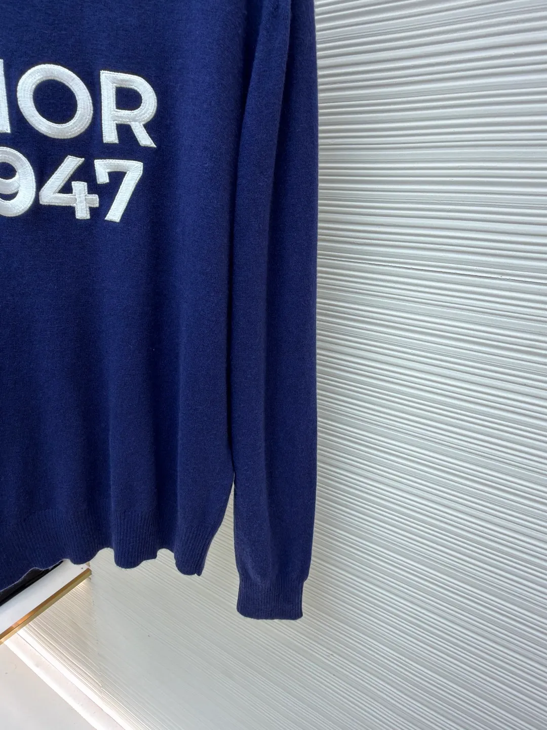 Dior 1947 embroidered bottoming sweater ●Original version: 14,000 purchased and developed ●Item number: 1681272-B05 ●Fabric: wool blended fabric ●Technology: embroidery production ●Color: blue ●Version: fitted version ●Weight: about 280 grams ●Size: XS-S-M-L ●Description: The original version was purchased from the official website for coloring [1:1 coloring and final dyeing]. The color similarity is as high as 95% or more. The wool material is customized [Zhenpin Cashmere]; the main advantages of cashmere are: [Delicate and soft]: High quality The cashmere fiber [average fineness is below 15.5 microns] (higher than 95% of similar levels), which is finer than the finest wool, and finer than other fibers such as mohair, alpaca, camel hair, etc.; because of its fineness, it will It is soft, and when you wear it next to your body, you will feel your whole body being kissed and touched by it, and relax; [Cashmere is a very warm material], maybe chemical fiber thermal underwear9 is also warm, but the warmth of cashmere is different, it is warm, fiber The curves and turns of the fibers form a layer of warm air that surrounds you, [light and soft but not stuffy]. Different grades of cashmere have different feelings, and the touch is quite different; even if cashmere is everywhere in the streets, high-standard cashmere is still in the minority. [Skin-friendly and smooth]: The overall wiring is straight and delicate, the fabric is comfortable and soft, and the color is consistent without color difference. It can be matched with the same style to create a fashionable look and control various occasions. Customized accessories, complete with three standards, same style for men and women!