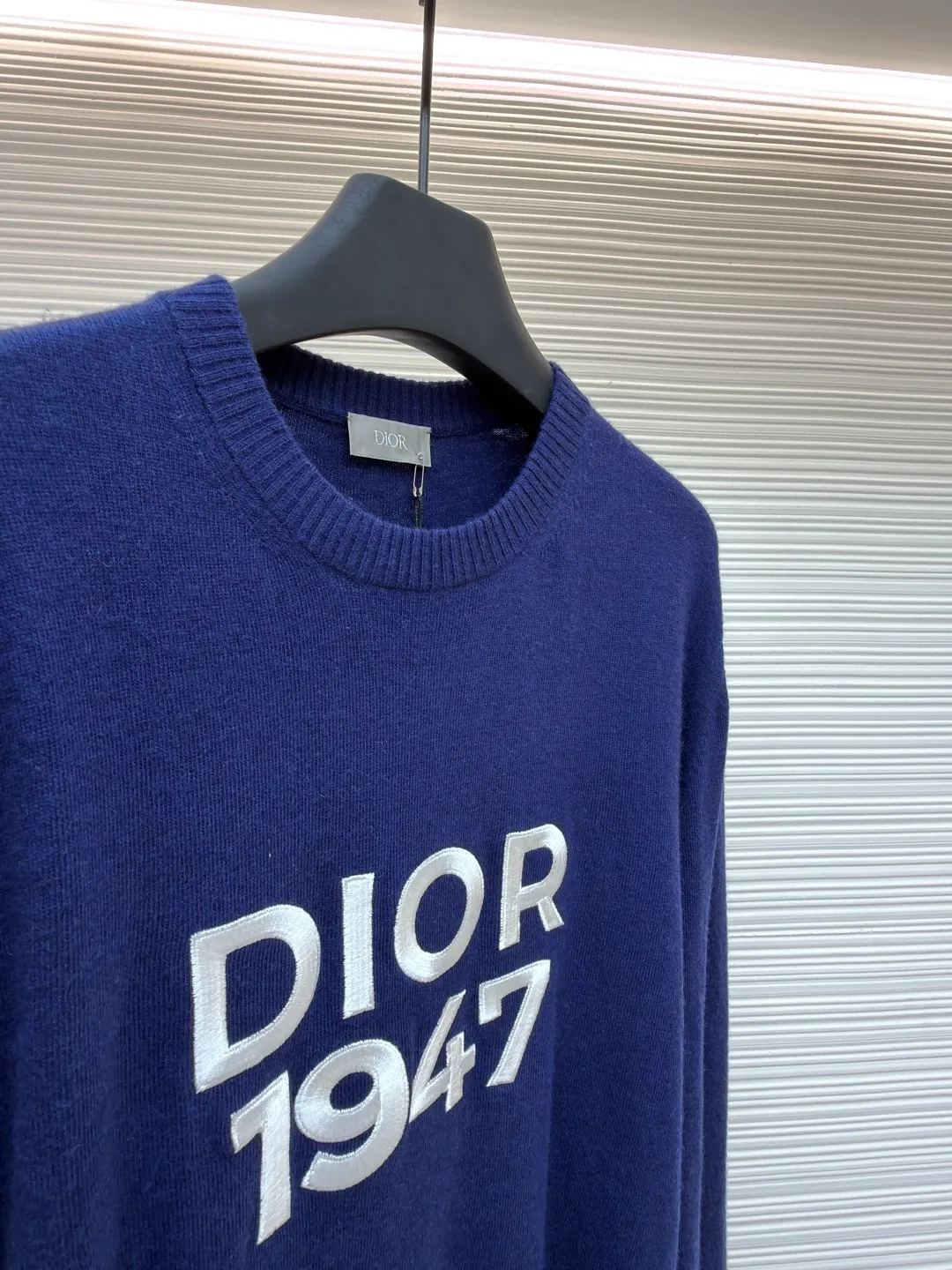 Dior 1947 embroidered bottoming sweater ●Original version: 14,000 purchased and developed ●Item number: 1681272-B05 ●Fabric: wool blended fabric ●Technology: embroidery production ●Color: blue ●Version: fitted version ●Weight: about 280 grams ●Size: XS-S-M-L ●Description: The original version was purchased from the official website for coloring [1:1 coloring and final dyeing]. The color similarity is as high as 95% or more. The wool material is customized [Zhenpin Cashmere]; the main advantages of cashmere are: [Delicate and soft]: High quality The cashmere fiber [average fineness is below 15.5 microns] (higher than 95% of similar levels), which is finer than the finest wool, and finer than other fibers such as mohair, alpaca, camel hair, etc.; because of its fineness, it will It is soft, and when you wear it next to your body, you will feel your whole body being kissed and touched by it, and relax; [Cashmere is a very warm material], maybe chemical fiber thermal underwear9 is also warm, but the warmth of cashmere is different, it is warm, fiber The curves and turns of the fibers form a layer of warm air that surrounds you, [light and soft but not stuffy]. Different grades of cashmere have different feelings, and the touch is quite different; even if cashmere is everywhere in the streets, high-standard cashmere is still in the minority. [Skin-friendly and smooth]: The overall wiring is straight and delicate, the fabric is comfortable and soft, and the color is consistent without color difference. It can be matched with the same style to create a fashionable look and control various occasions. Customized accessories, complete with three standards, same style for men and women!
