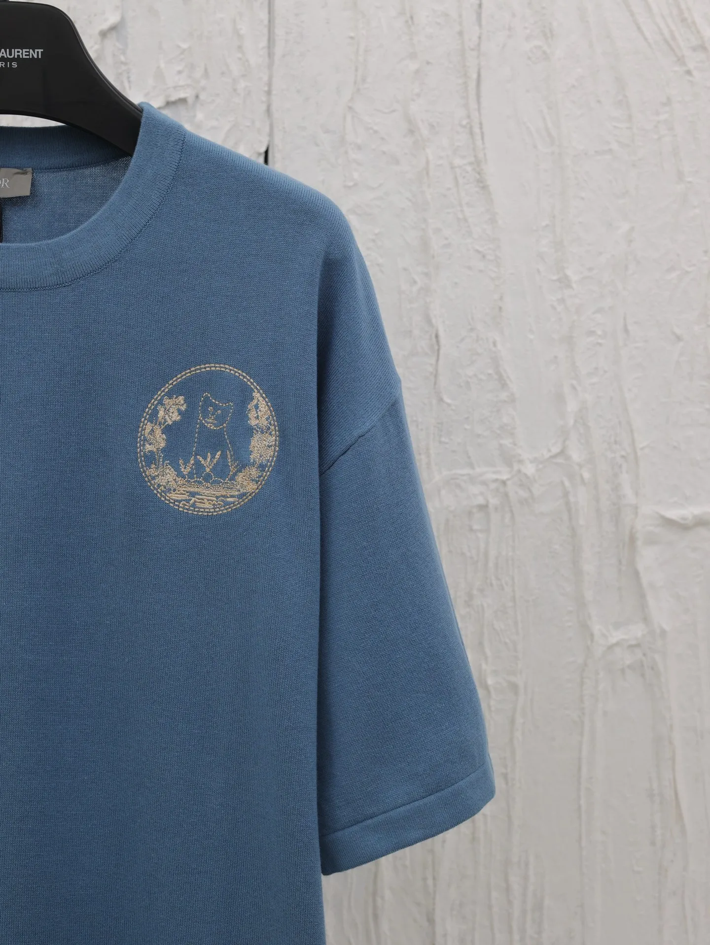 🅿️360 Dio*/Dior 25 new limited-edition short-sleeved T-shirt with cat embroidery logo. It is made of customized cotton plain fabric, breathable and comfortable. It is decorated with hollow brand letter embroidery on the chest, with co-branded cute kitten embroidery pattern, and custom-woven rib double-needle hemming technology. Size: S/M/L/XL