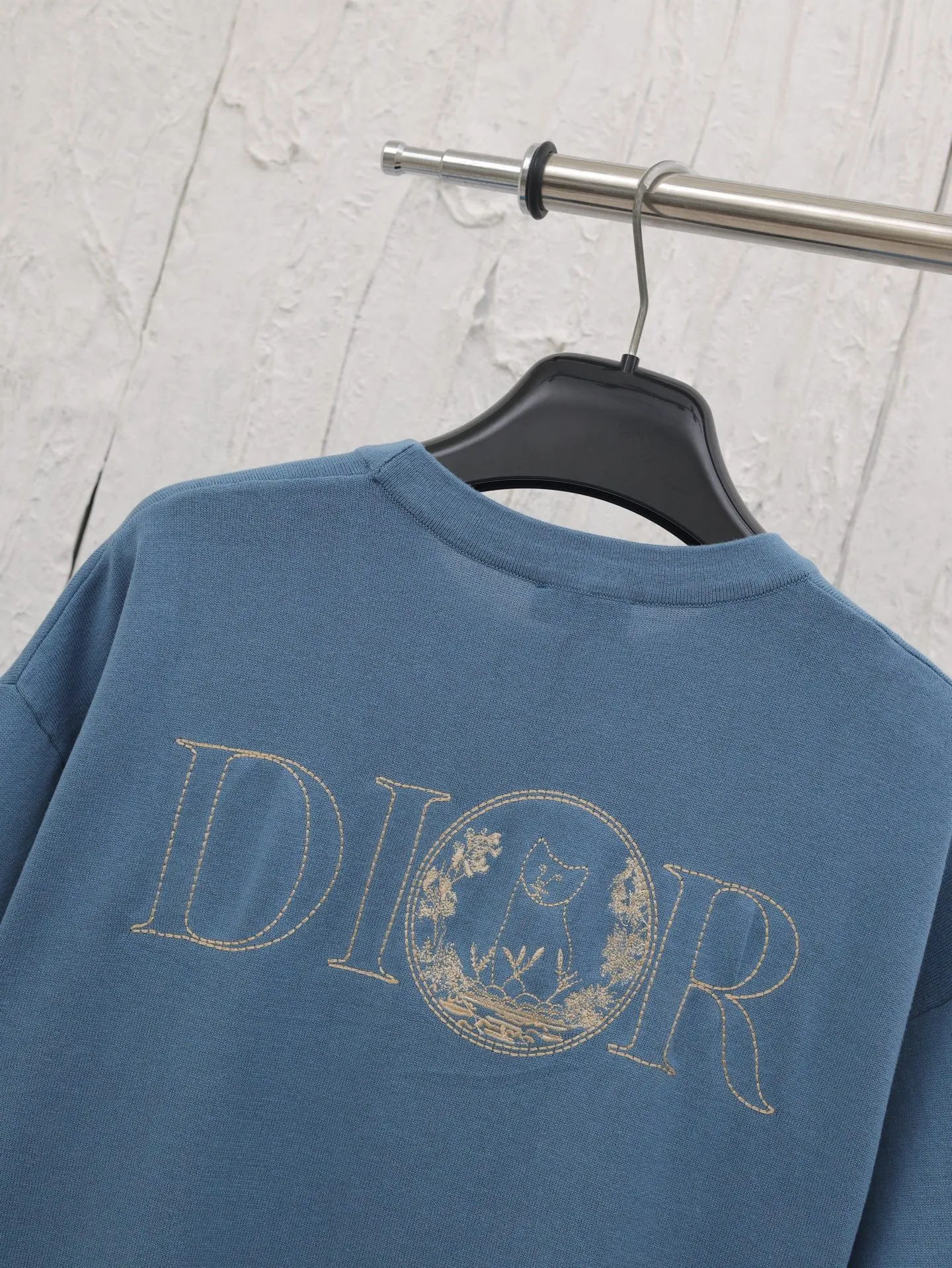 🅿️360 Dio*/Dior 25 new limited-edition short-sleeved T-shirt with cat embroidery logo. It is made of customized cotton plain fabric, breathable and comfortable. It is decorated with hollow brand letter embroidery on the chest, with co-branded cute kitten embroidery pattern, and custom-woven rib double-needle hemming technology. Size: S/M/L/XL