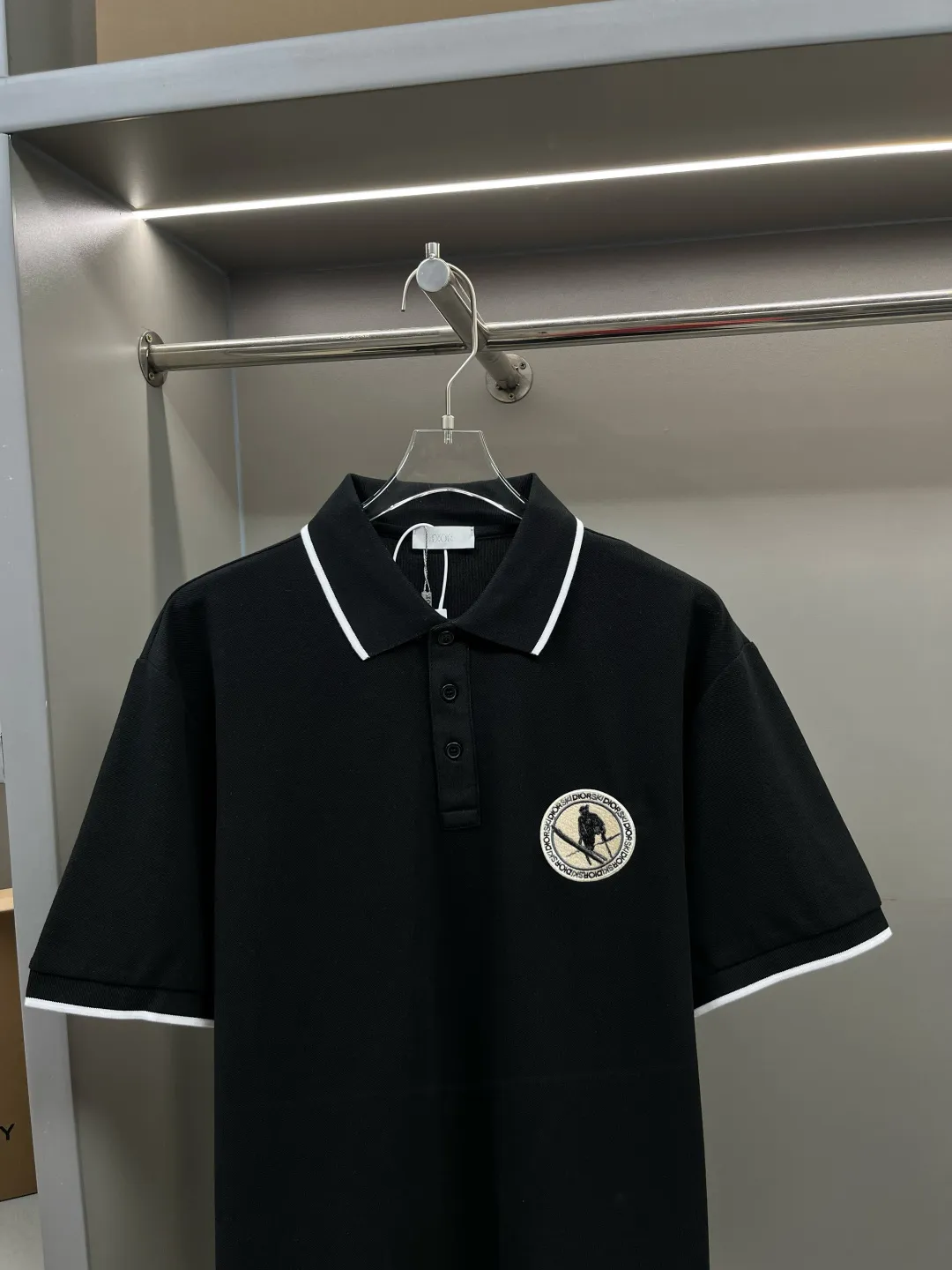🅿️220 DIOR Dior embroidery new Polo shirt original fabric official same style Made of 210g pure cotton pique fabric, customized same vat dyed fabric, feels very comfortable and smooth, very wide and stylish, produced by first-line brand OEM factory, imported Behringer embroidery machine, embroidery is full and textured, collar rib is woven with imported yarn, does not deform after long-term wear, latest spring and summer style, fashionable and personalized Super versatile and good-looking. It is very suitable for both men and women. It is a must-have item for everyone. Color: Black White Size: S-XXL