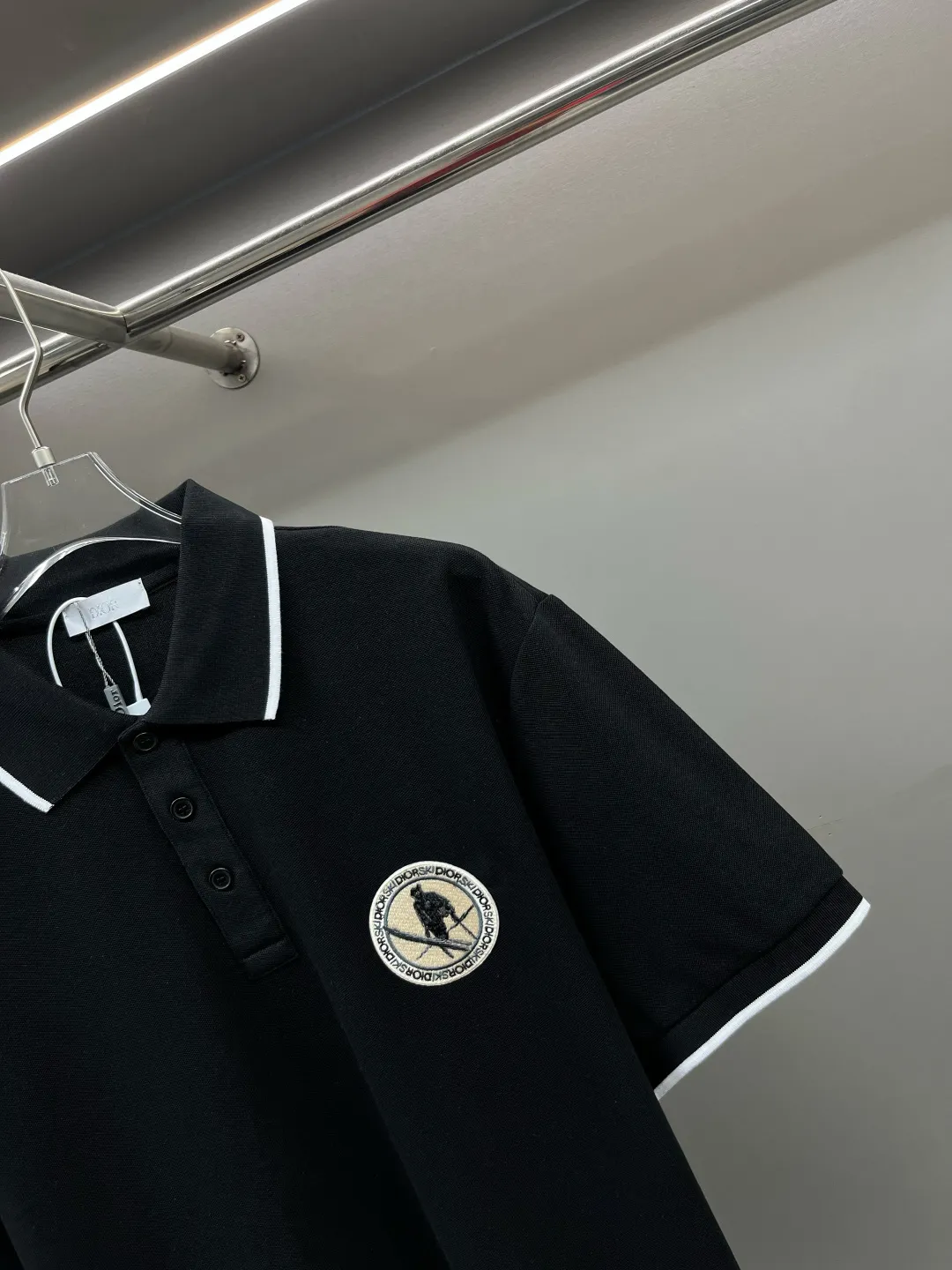 🅿️220 DIOR Dior embroidery new Polo shirt original fabric official same style Made of 210g pure cotton pique fabric, customized same vat dyed fabric, feels very comfortable and smooth, very wide and stylish, produced by first-line brand OEM factory, imported Behringer embroidery machine, embroidery is full and textured, collar rib is woven with imported yarn, does not deform after long-term wear, latest spring and summer style, fashionable and personalized Super versatile and good-looking. It is very suitable for both men and women. It is a must-have item for everyone. Color: Black White Size: S-XXL