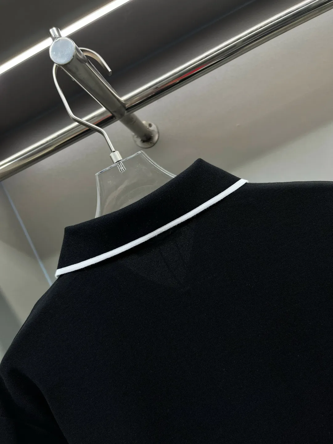 🅿️220 DIOR Dior embroidery new Polo shirt original fabric official same style Made of 210g pure cotton pique fabric, customized same vat dyed fabric, feels very comfortable and smooth, very wide and stylish, produced by first-line brand OEM factory, imported Behringer embroidery machine, embroidery is full and textured, collar rib is woven with imported yarn, does not deform after long-term wear, latest spring and summer style, fashionable and personalized Super versatile and good-looking. It is very suitable for both men and women. It is a must-have item for everyone. Color: Black White Size: S-XXL