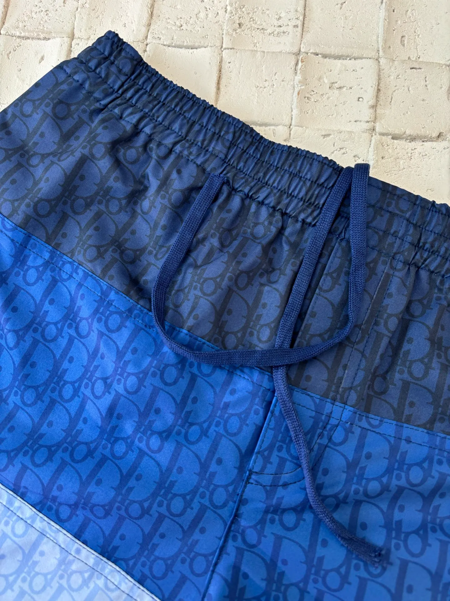 🅿️370 Dio*/Dior 25SS spring and summer new style color-blocked spliced ​​beach casual shorts. Made of 100% nylon fabric, the upper body is comfortable and breathable. Letter logos of different colors are spliced ​​on the custom-dyed nylon fabric. Positioning cutting and splicing alignment, according to the left and right splicing alignment according to the access control. Multiple pieces are spliced ​​throughout the body, with a high scrap rate. Ensures breathability while improving skin comfort. Size: S/M/L/XL