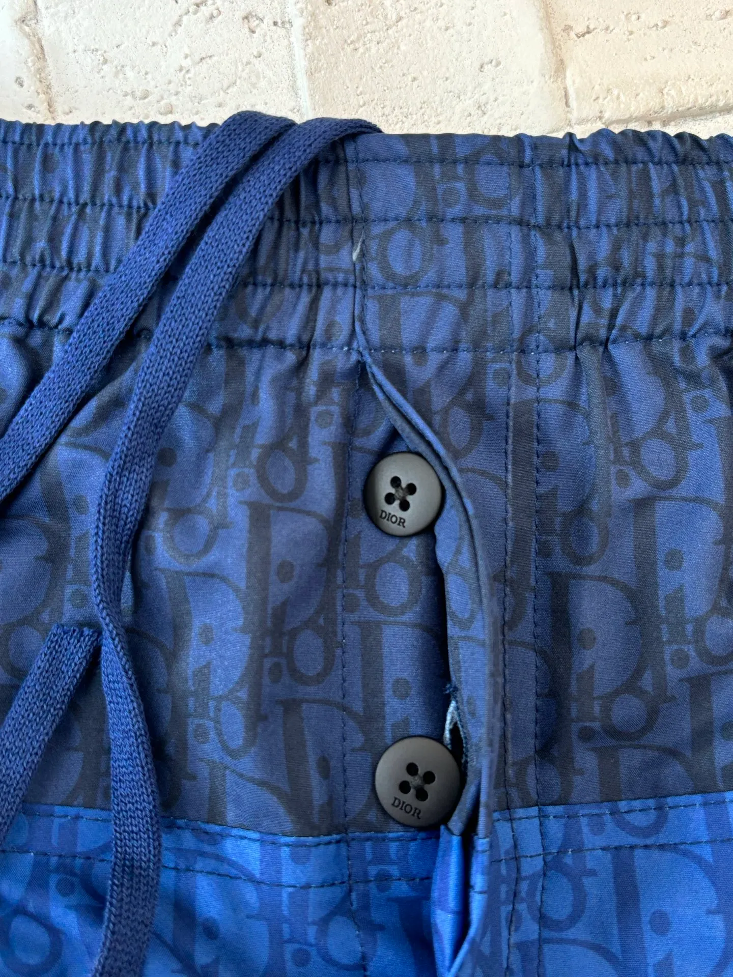 🅿️370 Dio*/Dior 25SS spring and summer new style color-blocked spliced ​​beach casual shorts. Made of 100% nylon fabric, the upper body is comfortable and breathable. Letter logos of different colors are spliced ​​on the custom-dyed nylon fabric. Positioning cutting and splicing alignment, according to the left and right splicing alignment according to the access control. Multiple pieces are spliced ​​throughout the body, with a high scrap rate. Ensures breathability while improving skin comfort. Size: S/M/L/XL
