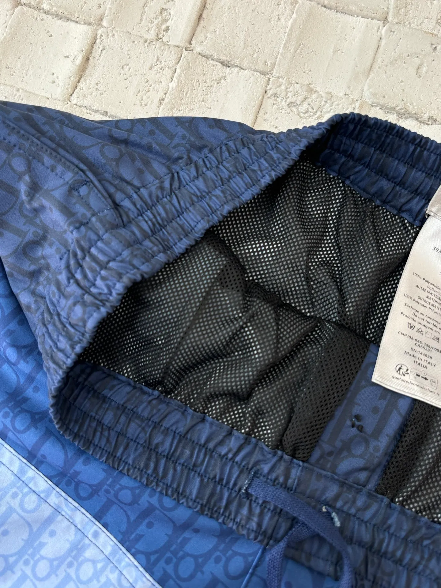 🅿️370 Dio*/Dior 25SS spring and summer new style color-blocked spliced ​​beach casual shorts. Made of 100% nylon fabric, the upper body is comfortable and breathable. Letter logos of different colors are spliced ​​on the custom-dyed nylon fabric. Positioning cutting and splicing alignment, according to the left and right splicing alignment according to the access control. Multiple pieces are spliced ​​throughout the body, with a high scrap rate. Ensures breathability while improving skin comfort. Size: S/M/L/XL