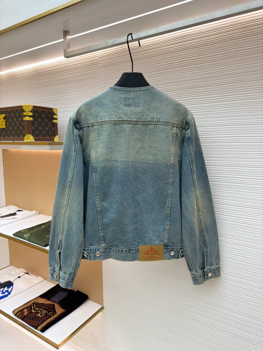 Prada washed denim jacket ●Original version: purchased and developed by 7659 ●Item number: 1680931-B70 ●Material: denim fabric ●Technology: washed production ●Version: fitted version ●Weight: about 855 grams ●Size: S-M-L-XL ●Description: The fabric is made of 100% pure cotton custom-dyed twill 10*10 denim fabric. It has been treated with fine artificial twill and garment washing and fading processes to show a natural distressed effect. The jacket has a fitted fit and an unlined construction for comfort. Round neckline and long sleeves with button closures. The front is opened and closed with a single row of buttons, equipped with a customized triangular steel label and four-button buckle, and the details highlight the brand texture. Contrasting color topstitching and patch pocket design add a sense of hierarchy, and the pocket is equipped with a button flap. The overall design is loosely cut and processed with a special washing process. The fabric is soft and rich in texture. The customized leather label and trademark are perfectly original details, and the collarless design is more casual and fashionable. The overall wiring is straight and delicate, the fabric is comfortable and soft, and the color is consistent without color difference. It can be matched with the same style to create a fashionable look and control various occasions. Customized accessories, complete with three standards, same style for men and women!