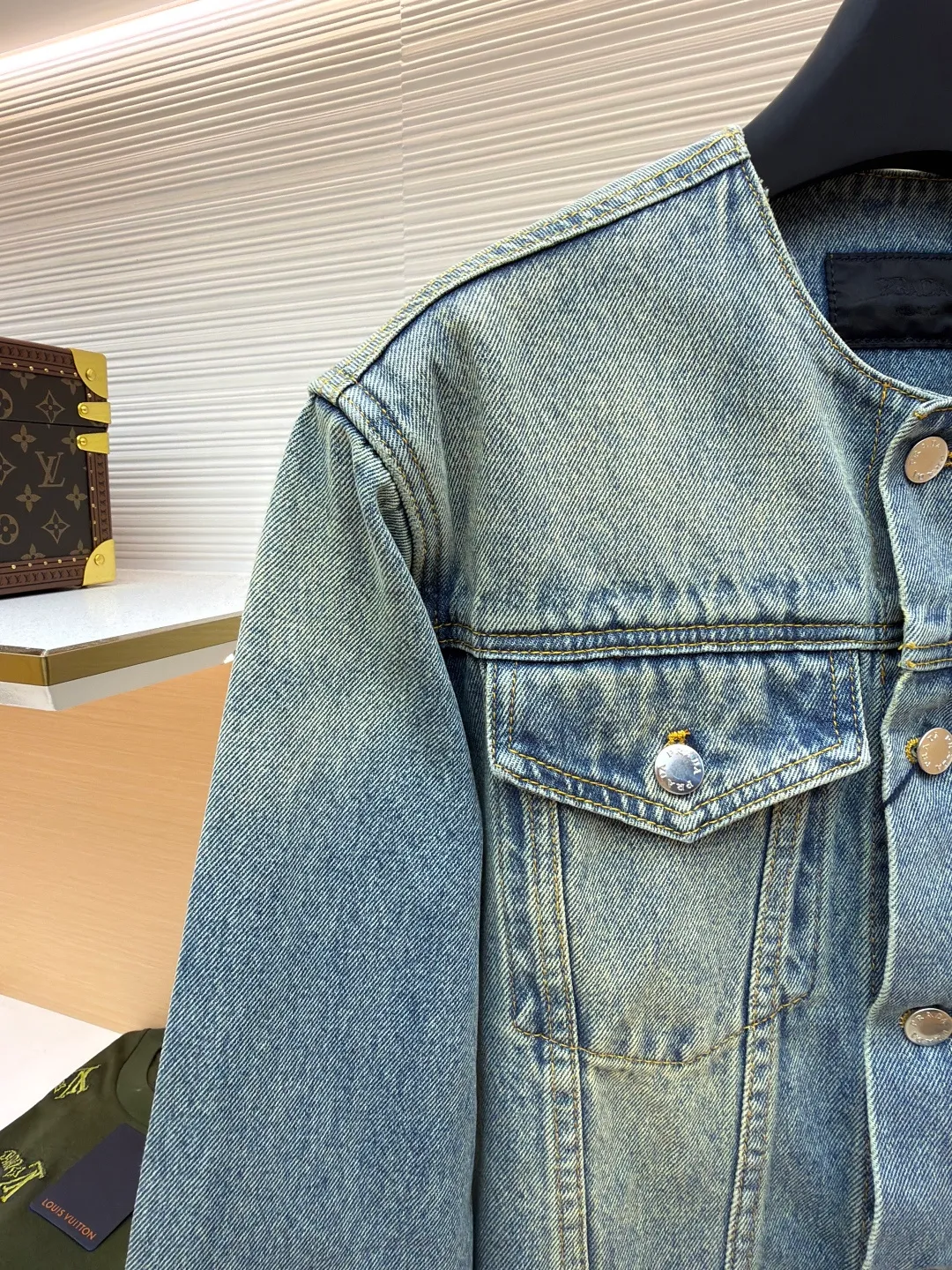 Prada washed denim jacket ●Original version: purchased and developed by 7659 ●Item number: 1680931-B70 ●Material: denim fabric ●Technology: washed production ●Version: fitted version ●Weight: about 855 grams ●Size: S-M-L-XL ●Description: The fabric is made of 100% pure cotton custom-dyed twill 10*10 denim fabric. It has been treated with fine artificial twill and garment washing and fading processes to show a natural distressed effect. The jacket has a fitted fit and an unlined construction for comfort. Round neckline and long sleeves with button closures. The front is opened and closed with a single row of buttons, equipped with a customized triangular steel label and four-button buckle, and the details highlight the brand texture. Contrasting color topstitching and patch pocket design add a sense of hierarchy, and the pocket is equipped with a button flap. The overall design is loosely cut and processed with a special washing process. The fabric is soft and rich in texture. The customized leather label and trademark are perfectly original details, and the collarless design is more casual and fashionable. The overall wiring is straight and delicate, the fabric is comfortable and soft, and the color is consistent without color difference. It can be matched with the same style to create a fashionable look and control various occasions. Customized accessories, complete with three standards, same style for men and women!