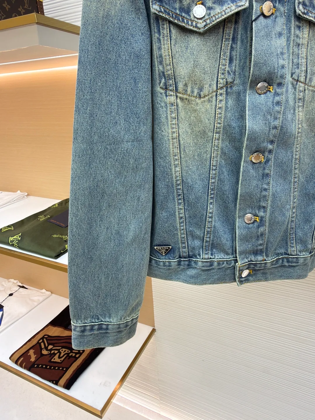 Prada washed denim jacket ●Original version: purchased and developed by 7659 ●Item number: 1680931-B70 ●Material: denim fabric ●Technology: washed production ●Version: fitted version ●Weight: about 855 grams ●Size: S-M-L-XL ●Description: The fabric is made of 100% pure cotton custom-dyed twill 10*10 denim fabric. It has been treated with fine artificial twill and garment washing and fading processes to show a natural distressed effect. The jacket has a fitted fit and an unlined construction for comfort. Round neckline and long sleeves with button closures. The front is opened and closed with a single row of buttons, equipped with a customized triangular steel label and four-button buckle, and the details highlight the brand texture. Contrasting color topstitching and patch pocket design add a sense of hierarchy, and the pocket is equipped with a button flap. The overall design is loosely cut and processed with a special washing process. The fabric is soft and rich in texture. The customized leather label and trademark are perfectly original details, and the collarless design is more casual and fashionable. The overall wiring is straight and delicate, the fabric is comfortable and soft, and the color is consistent without color difference. It can be matched with the same style to create a fashionable look and control various occasions. Customized accessories, complete with three standards, same style for men and women!