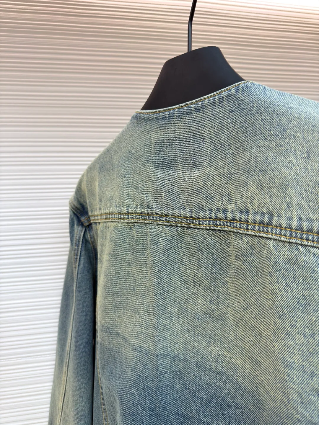 Prada washed denim jacket ●Original version: purchased and developed by 7659 ●Item number: 1680931-B70 ●Material: denim fabric ●Technology: washed production ●Version: fitted version ●Weight: about 855 grams ●Size: S-M-L-XL ●Description: The fabric is made of 100% pure cotton custom-dyed twill 10*10 denim fabric. It has been treated with fine artificial twill and garment washing and fading processes to show a natural distressed effect. The jacket has a fitted fit and an unlined construction for comfort. Round neckline and long sleeves with button closures. The front is opened and closed with a single row of buttons, equipped with a customized triangular steel label and four-button buckle, and the details highlight the brand texture. Contrasting color topstitching and patch pocket design add a sense of hierarchy, and the pocket is equipped with a button flap. The overall design is loosely cut and processed with a special washing process. The fabric is soft and rich in texture. The customized leather label and trademark are perfectly original details, and the collarless design is more casual and fashionable. The overall wiring is straight and delicate, the fabric is comfortable and soft, and the color is consistent without color difference. It can be matched with the same style to create a fashionable look and control various occasions. Customized accessories, complete with three standards, same style for men and women!