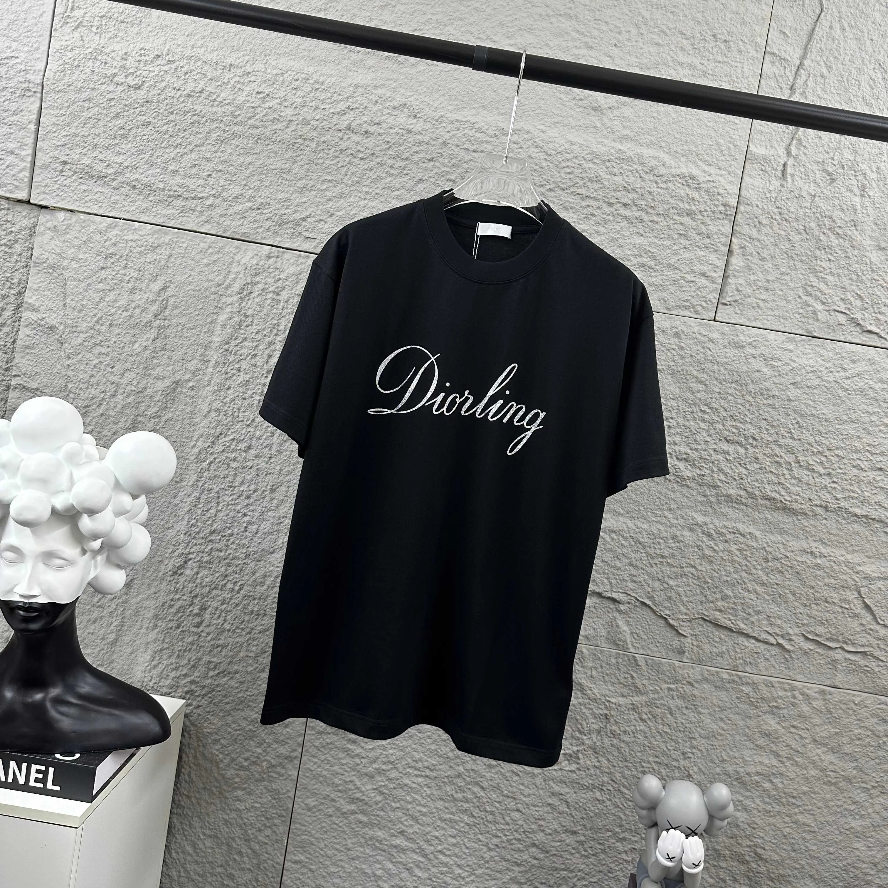🅿️180 Dio* Christian Dior 2025 spring and summer new style Classic letters with fine glitter silver three-dimensional silicone technology Simple and elegant Customized double yarn plain cotton fabric Short-sleeved T-shirt Unisex Color: Black White Size: S (90-130 catties) M (120-150 catties) L (140-165 catties) XL (160-180 catties) XXL (180-210 pounds)