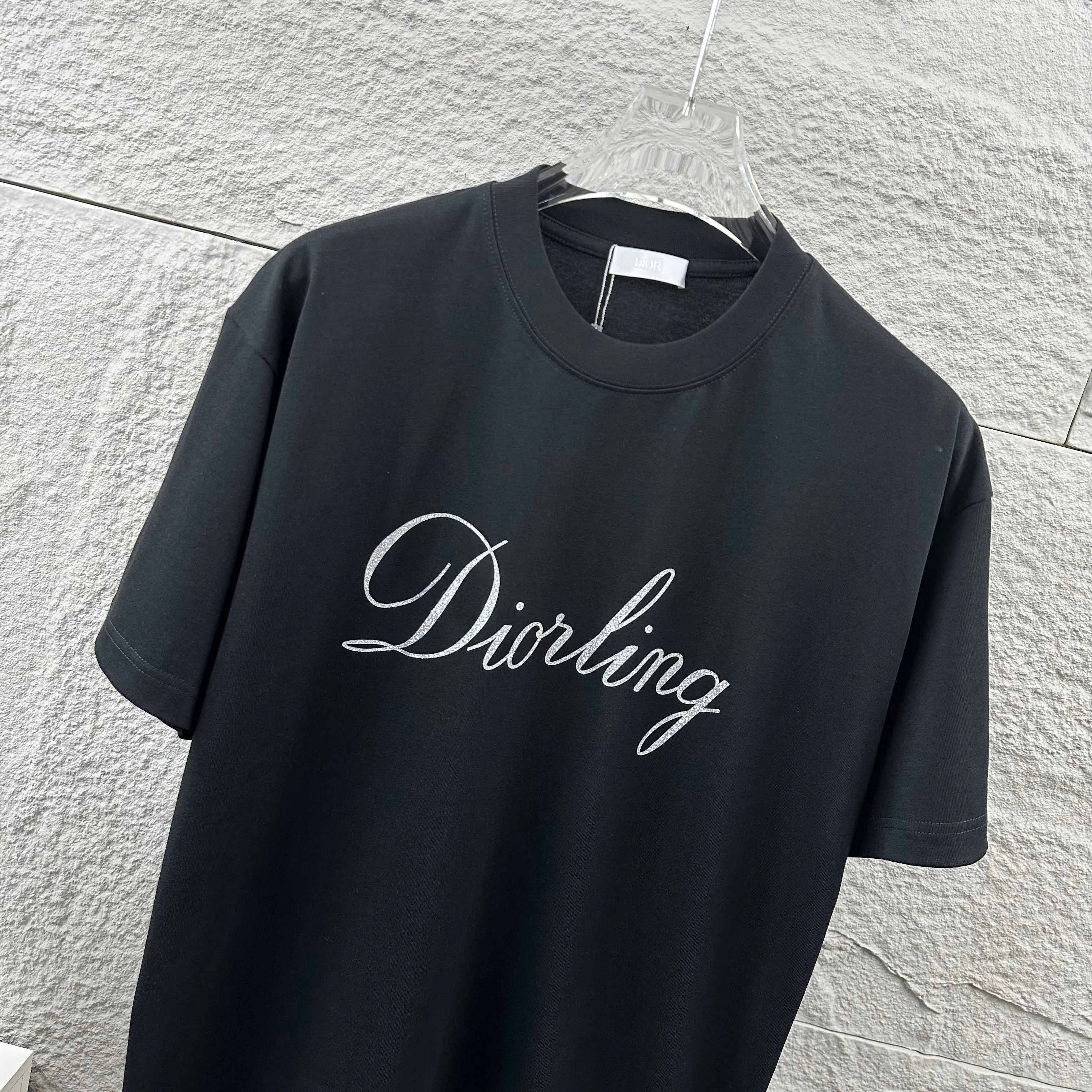 🅿️180 Dio* Christian Dior 2025 spring and summer new style Classic letters with fine glitter silver three-dimensional silicone technology Simple and elegant Customized double yarn plain cotton fabric Short-sleeved T-shirt Unisex Color: Black White Size: S (90-130 catties) M (120-150 catties) L (140-165 catties) XL (160-180 catties) XXL (180-210 pounds)